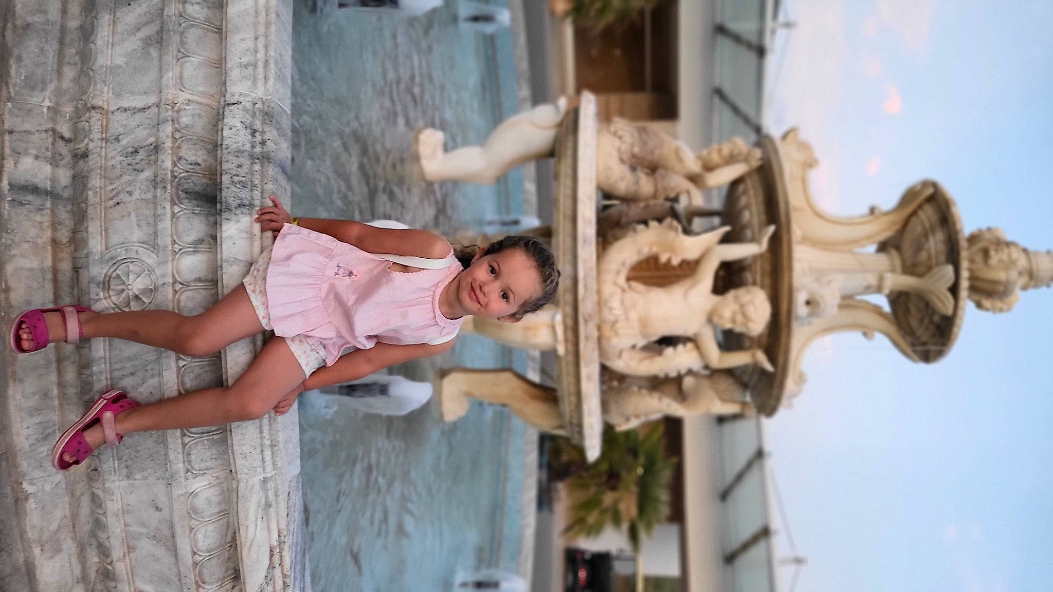 Alix-mazarine a rejoint le concours — aidez-le/la à gagner de superbes lots ! art, foot, fun, happy, human_leg, joy, leisure, person, plant, shorts, sky, temple, thigh, tourism, tree, vacation, wood