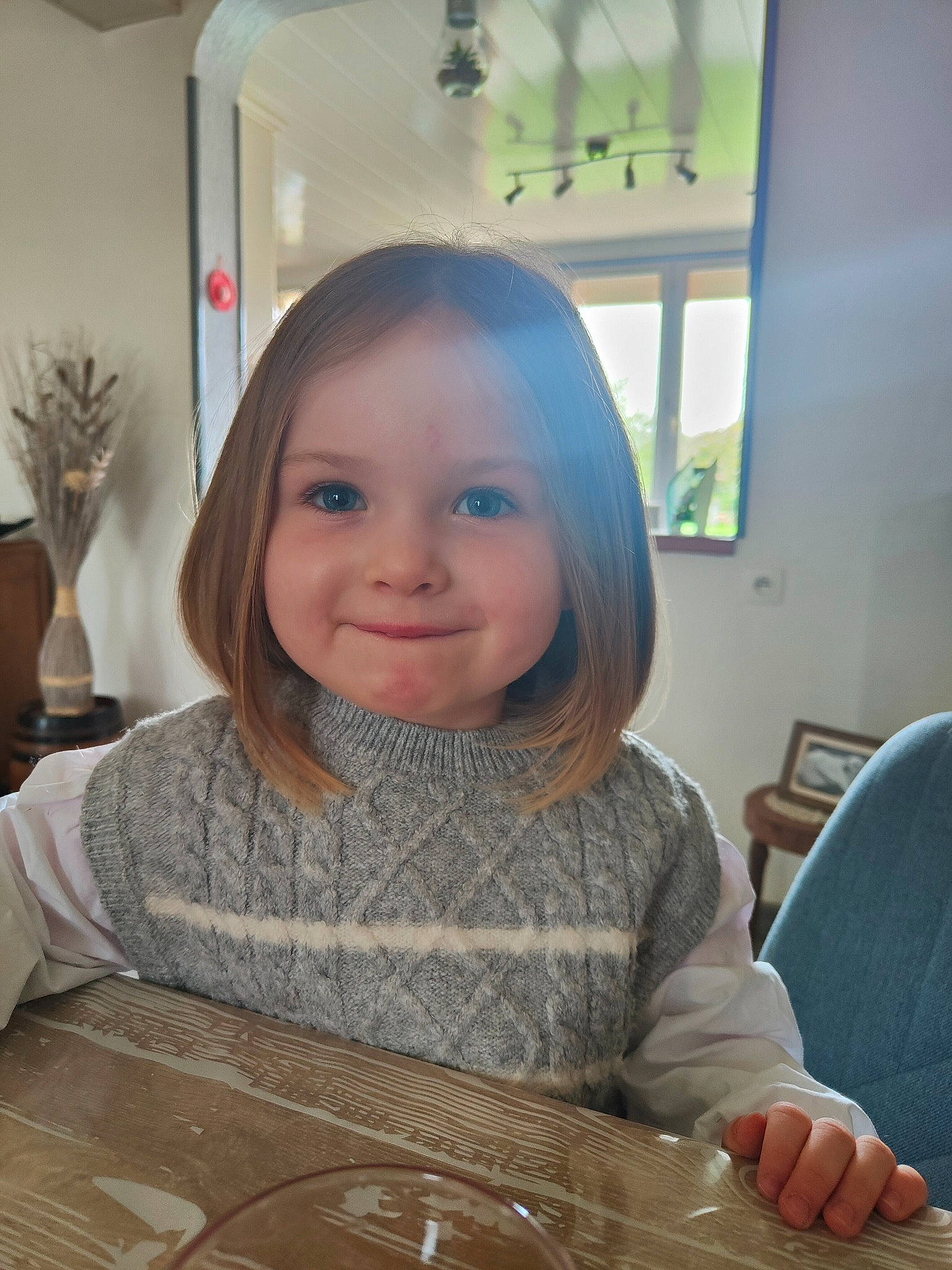 Ambre participe au concours pour gagner de l'argent avec cette photo : beauty, blond, chair, cheek, eyelash, finger, flooring, fun, hairstyle, happy, iris, joy, long_hair, person, room, sitting, skin, smile, toddler, varnish