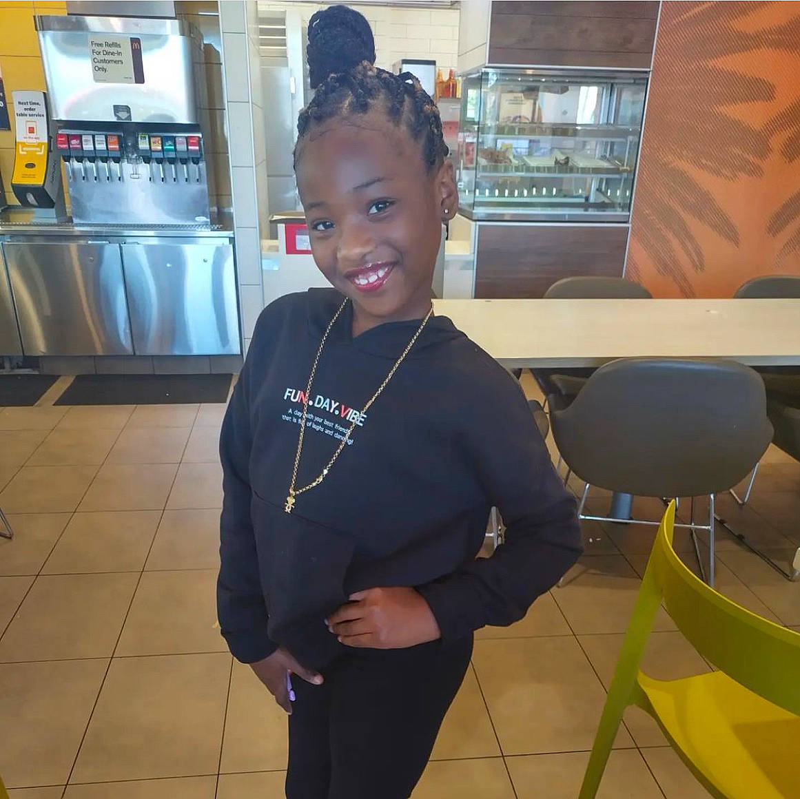 Leoni is registered to the contest to win money with this photo: audio_equipment, chair, computer_monitor, electric_blue, eyewear, fashion_design, flooring, fun, gadget, jewellery, job, joy, machine, necklace, person, room, sleeve, smile, sportswear, t_shirt