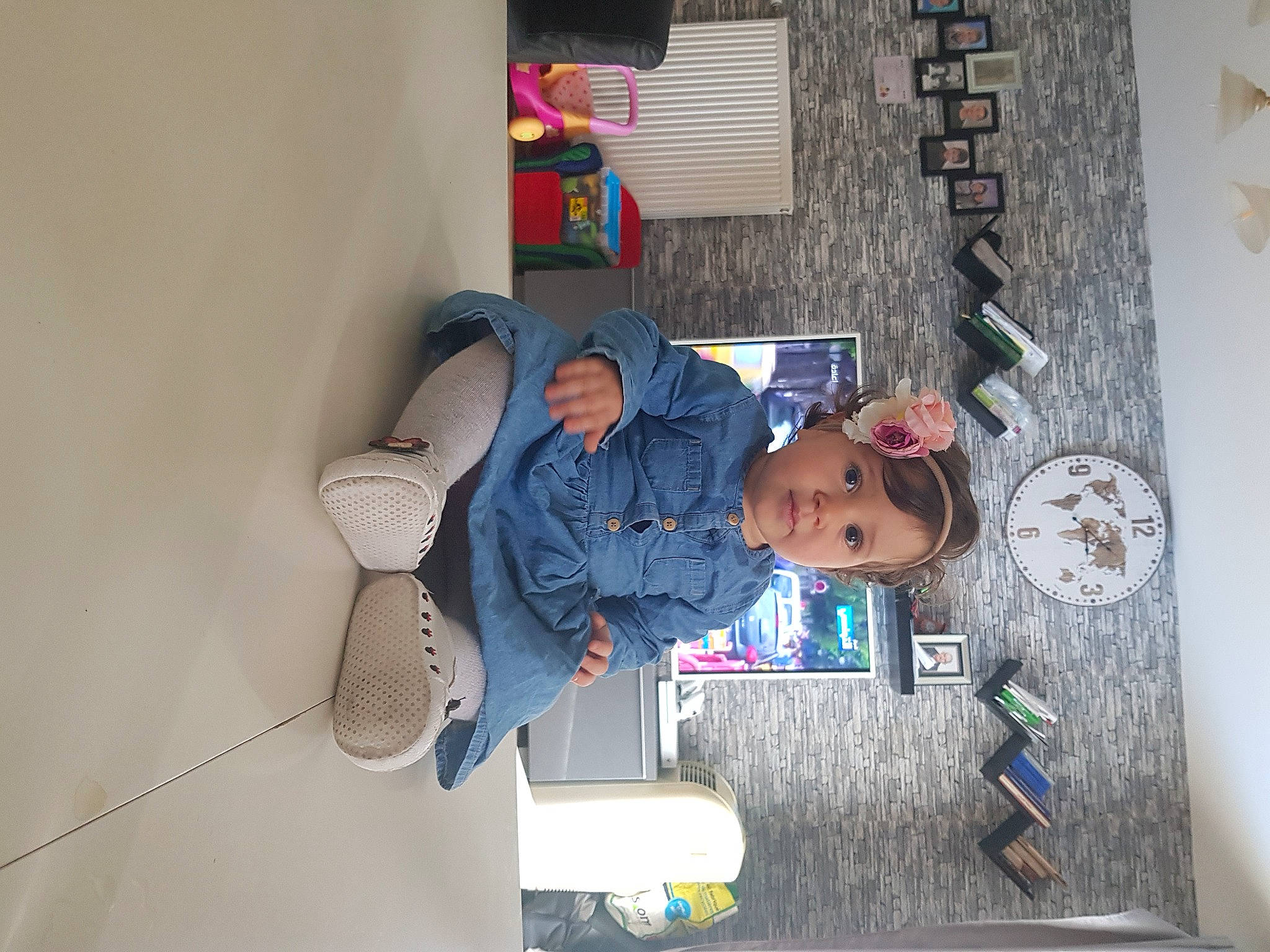 Sarra participe au concours pour gagner de l'argent avec cette photo : child, headwear, house, person, room