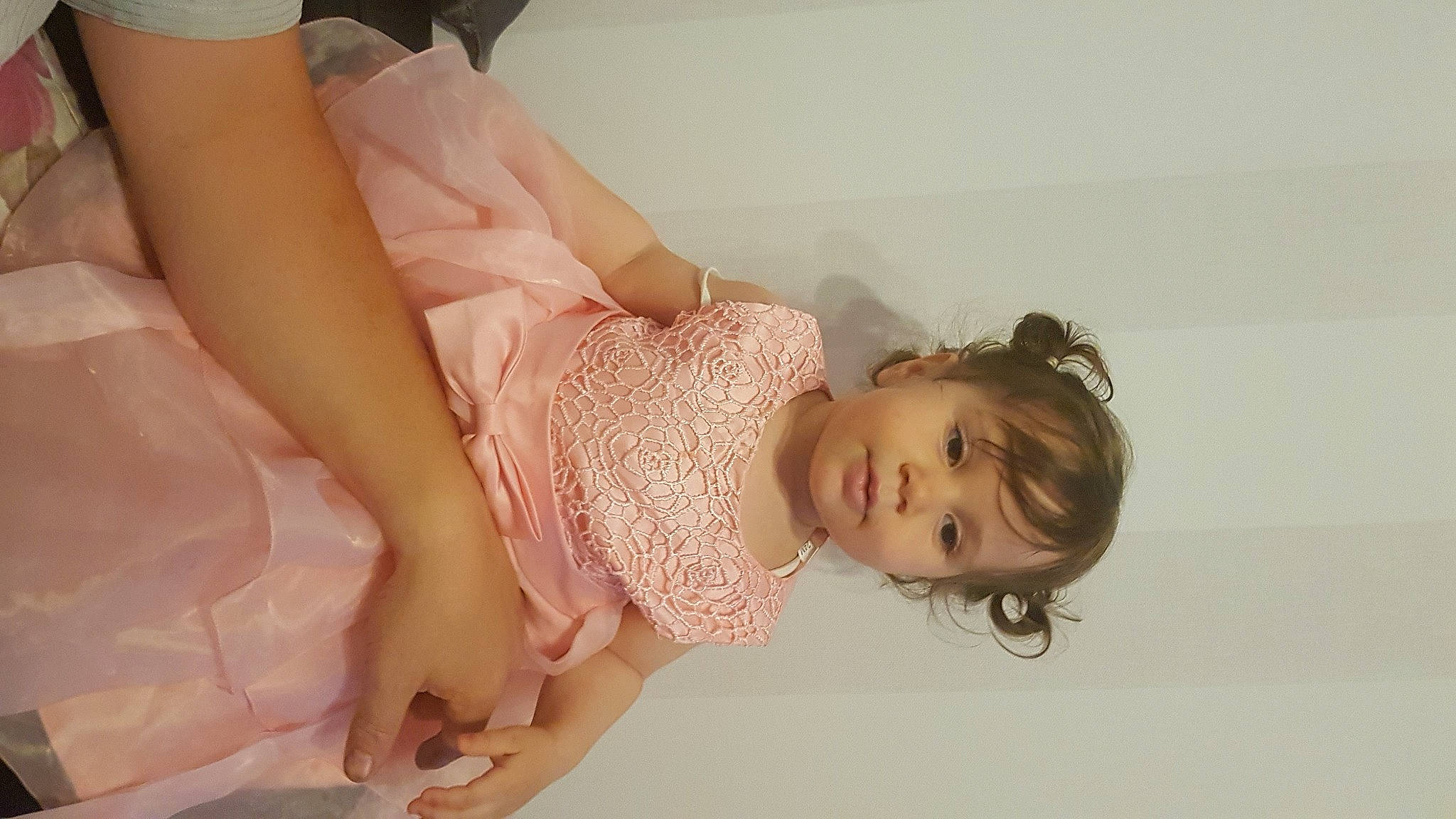 Sarra a rejoint le concours — aidez-le/la à gagner de superbes lots ! child, dress, hand, human_leg, joint, leg, neck, person, pink, skin, toddler