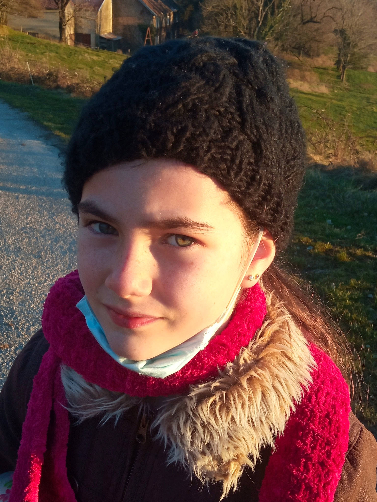 Elsa a rejoint le concours — aidez-le/la à gagner de superbes lots ! black_hair, chin, cool, electric_blue, eyebrow, face, forehead, grass, happy, joy, knit_cap, lip, neck, nose, people, people_in_nature, person, photograph, shawl, stole