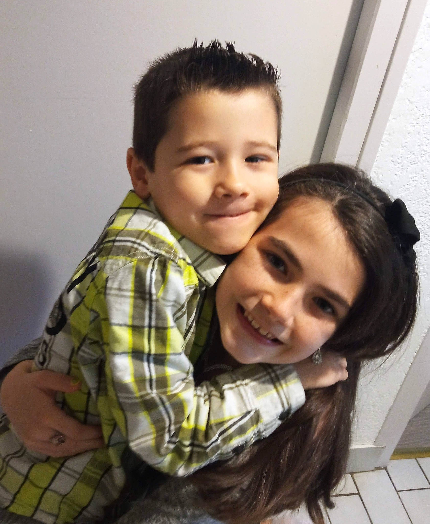 Mathis a rejoint le concours — aidez-le/la à gagner de superbes lots ! black_hair, cheek, chin, face, flash_photography, fun, gesture, hairstyle, happy, iris, joy, nose, people, person, plaid, shoulder, skin, sleeve, smile, tartan