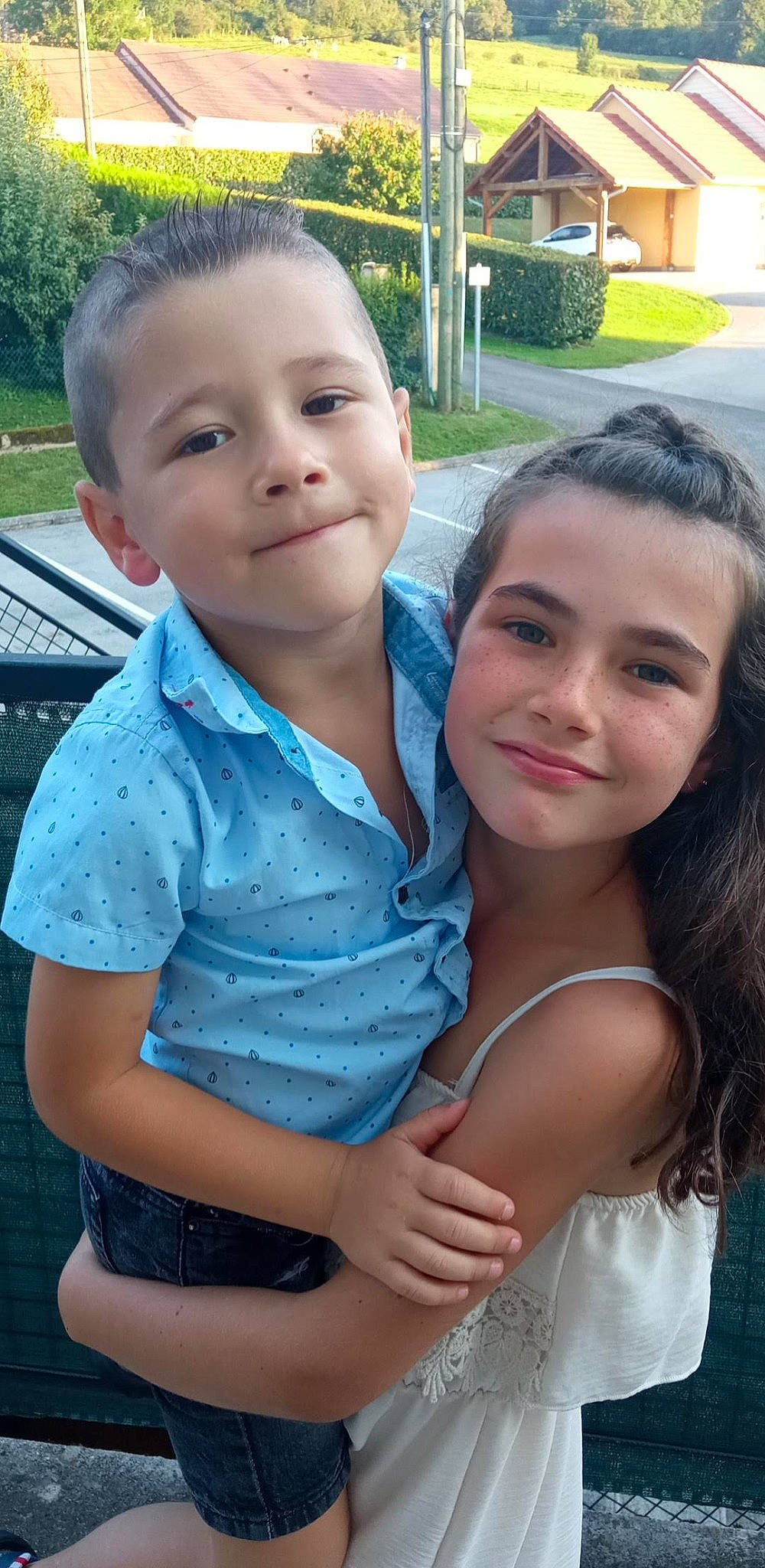 Mathis participe au concours pour gagner de l'argent avec cette photo : arm, chin, eye, face, facial_expression, gesture, grass, hair, hand, happy, head, interaction, iris, joy, lip, mammal, mouth, person, plant, skin