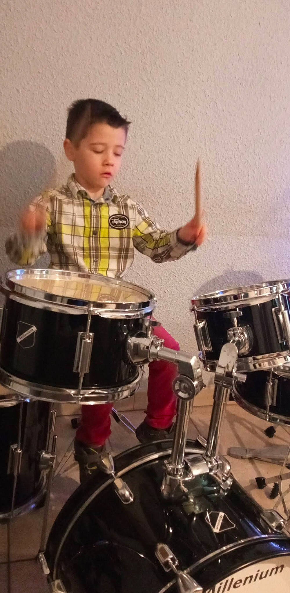 Mathis a rejoint le concours — aidez-le/la à gagner de superbes lots ! artist, cymbal, drum, drum_stick, drumhead, drummer, drums, electronic_instrument, entertainment, event, idiophone, membranophone, music, musical_instrument, musical_instrument_accessory, musician, percussion, percussion_mallet, percussionist, person