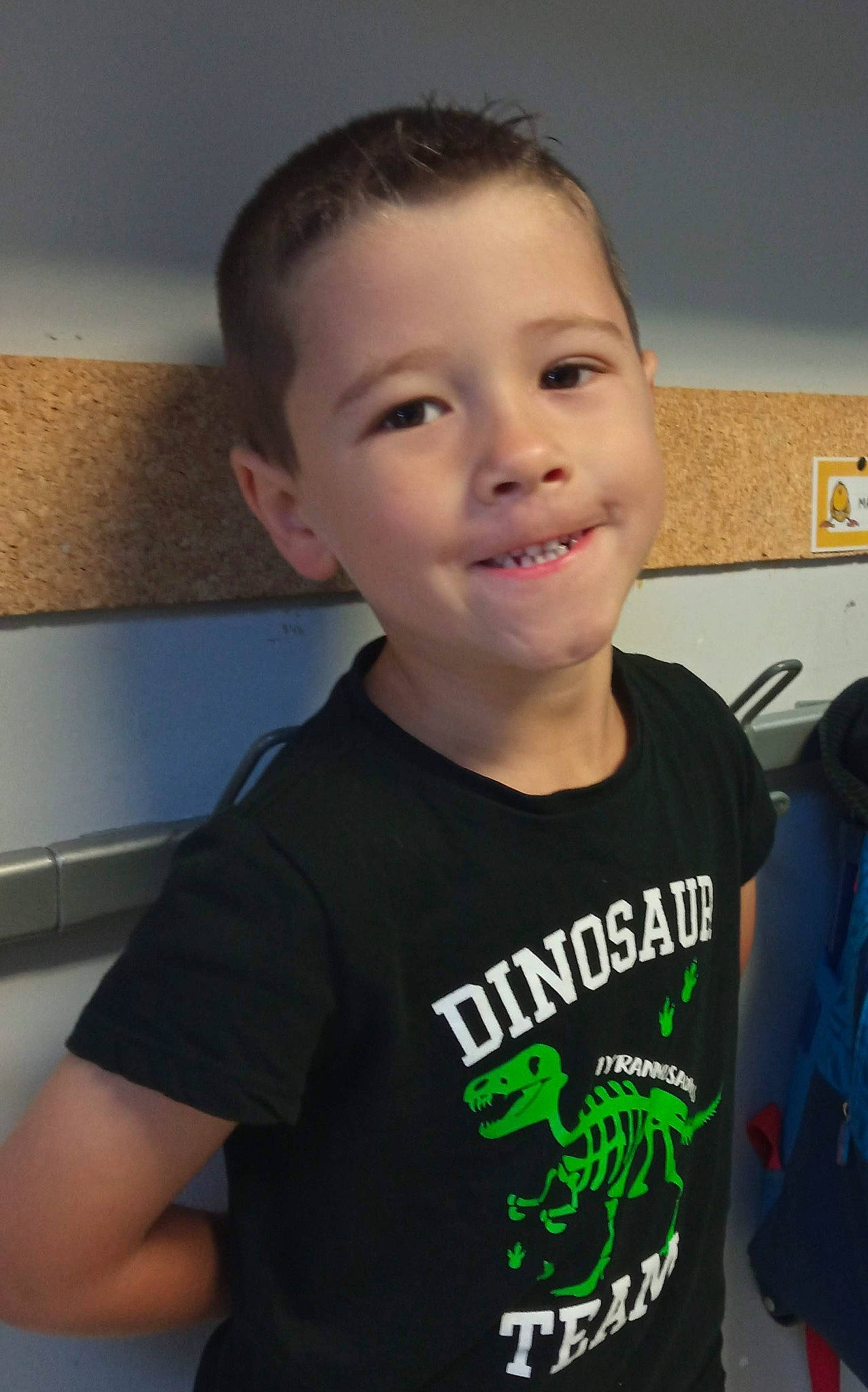 Mathis participe au concours pour gagner de l'argent avec cette photo : cheek, cool, eyebrow, forehead, fun, hair, happy, head, iris, jaw, joint, joy, mouth, neck, nose, organ, person, skin, sleeve, smile