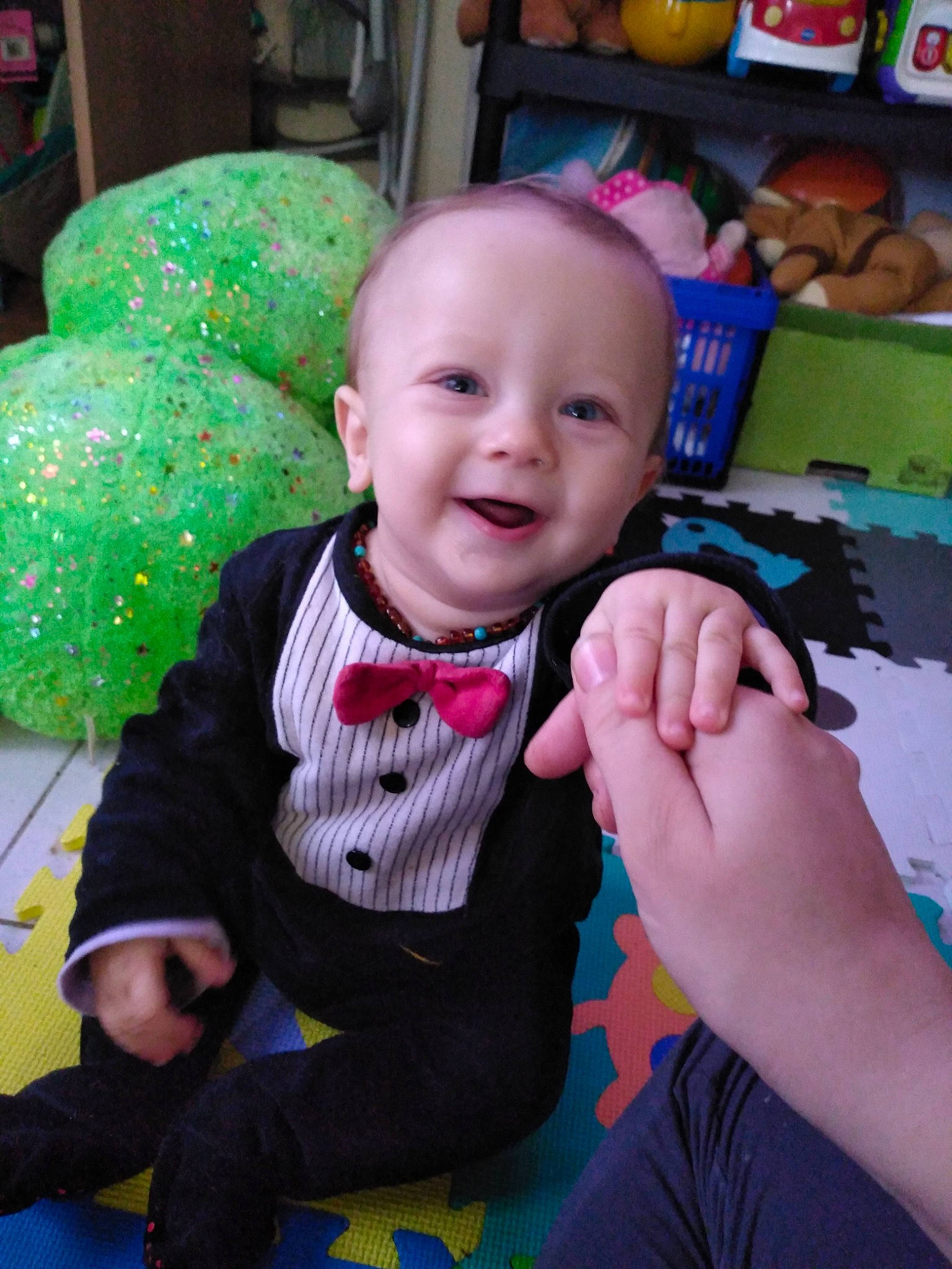 William participe au concours pour gagner de l'argent avec cette photo : baby, baby_toddler_clothing, cheek, child, eye, flooring, fun, gesture, happy, laugh, person, play, room, sitting, skin, smile, snapshot, sock, thumb, toddler