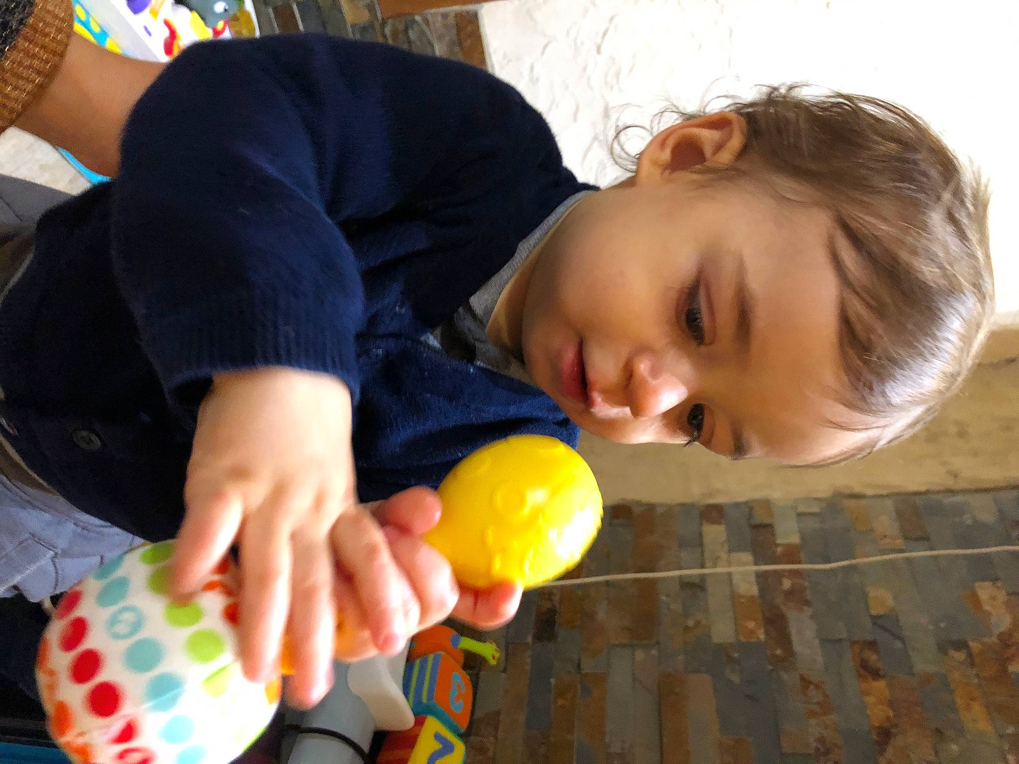 Arthur a rejoint le concours — aidez-le/la à gagner de superbes lots ! baby_playing_with_toys, child, easter, event, fun, happy, leisure, orange, party, party_supply, pattern, person, play, sitting, t_shirt, toddler, toy, water, wood