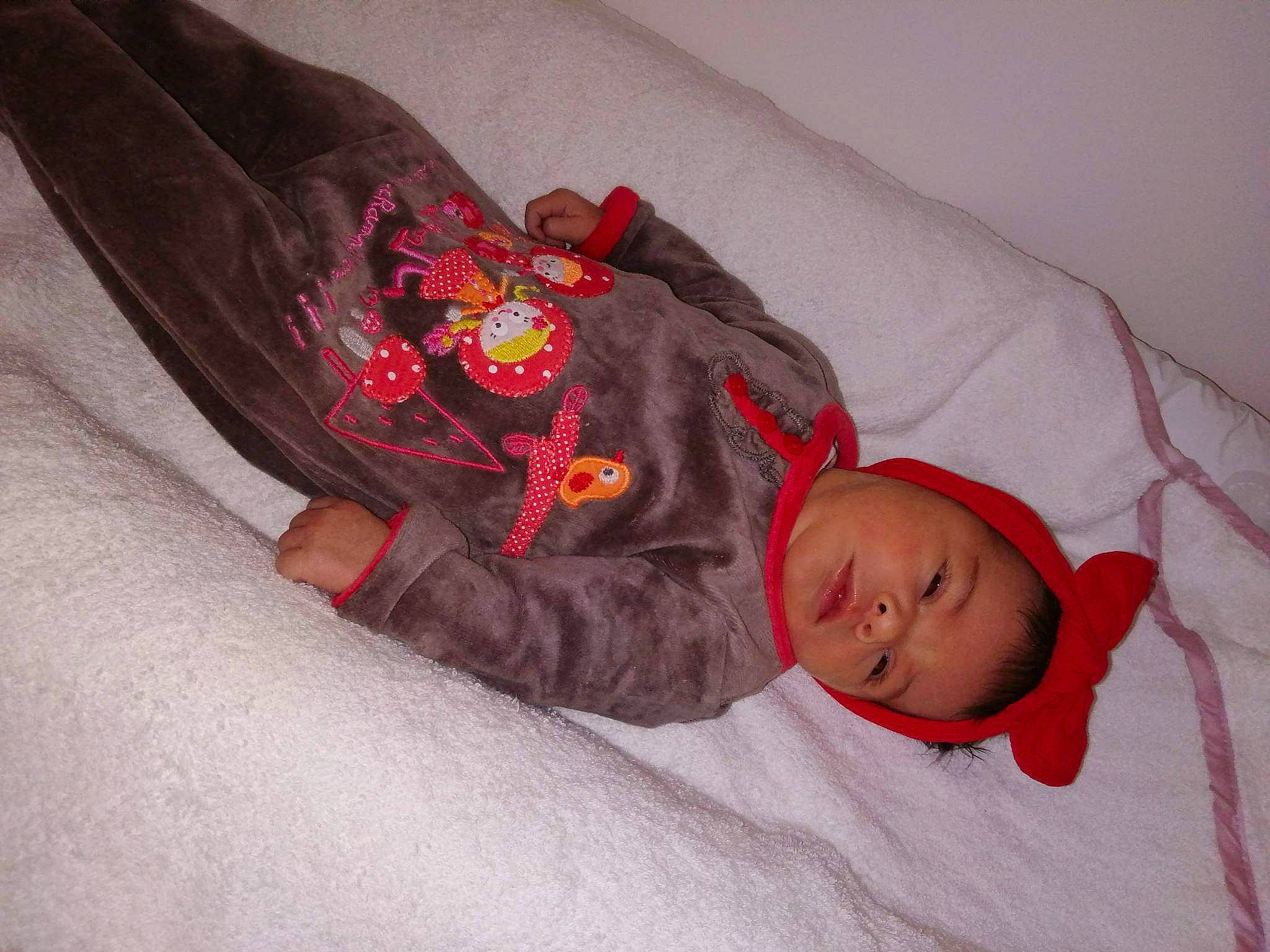 Lysëa a rejoint le concours — aidez-le/la à gagner de superbes lots ! baby_sleeping, baby_toddler_clothing, bed, bed_sheet, bedding, carmine, comfort, elbow, finger, flesh, foot, hand, human_leg, knee, linens, nap, person, sleeve, thigh, toddler