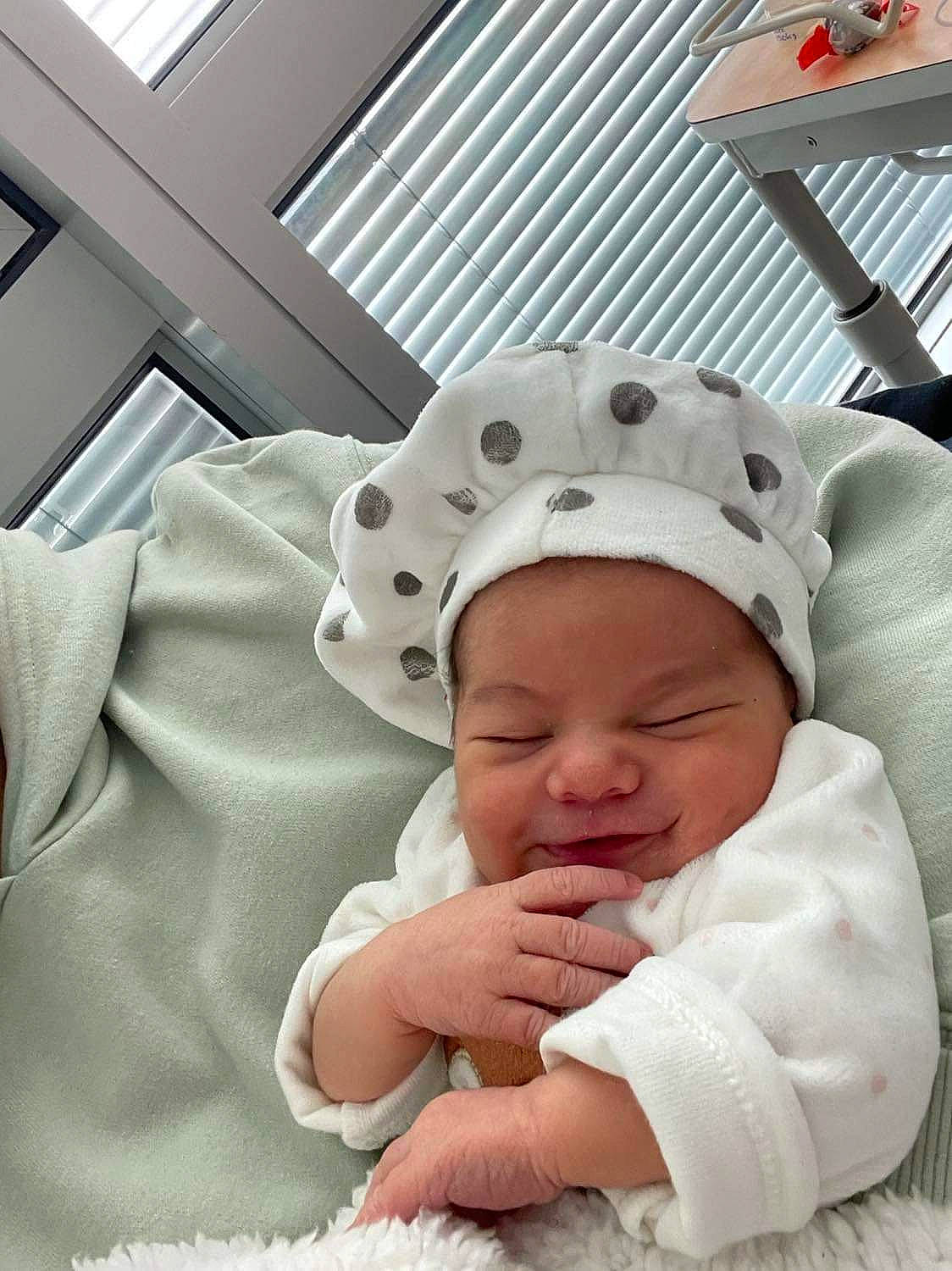 Lysëa participe au concours pour gagner de l'argent avec cette photo : baby, baby_products, baby_safety, baby_sleeping, baby_toddler_clothing, bed, bedding, bedtime, blanket, child, comfort, headwear, linens, nap, person, room, sleep, textile, toddler, window