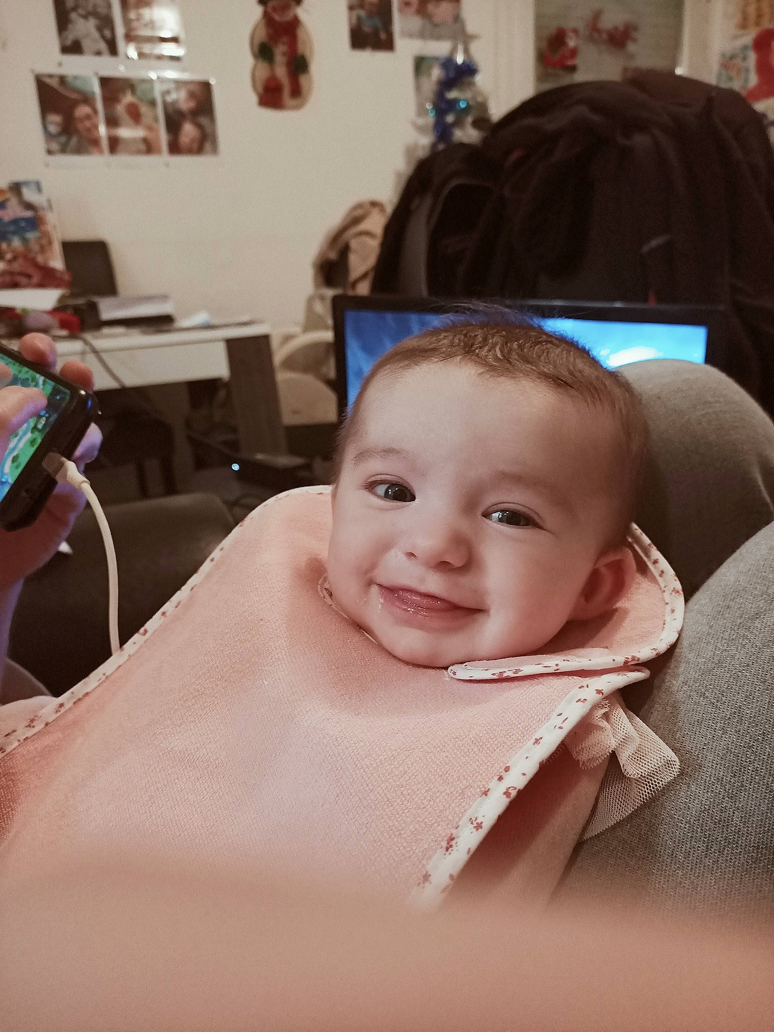 Maïlys a rejoint le concours — aidez-le/la à gagner de superbes lots ! baby, baby_products, baby_toddler_clothing, chair, chest, child, ear, event, eyebrow, eyelash, flooring, fun, hairstyle, happy, joy, person, picture_frame, room, sitting, skin