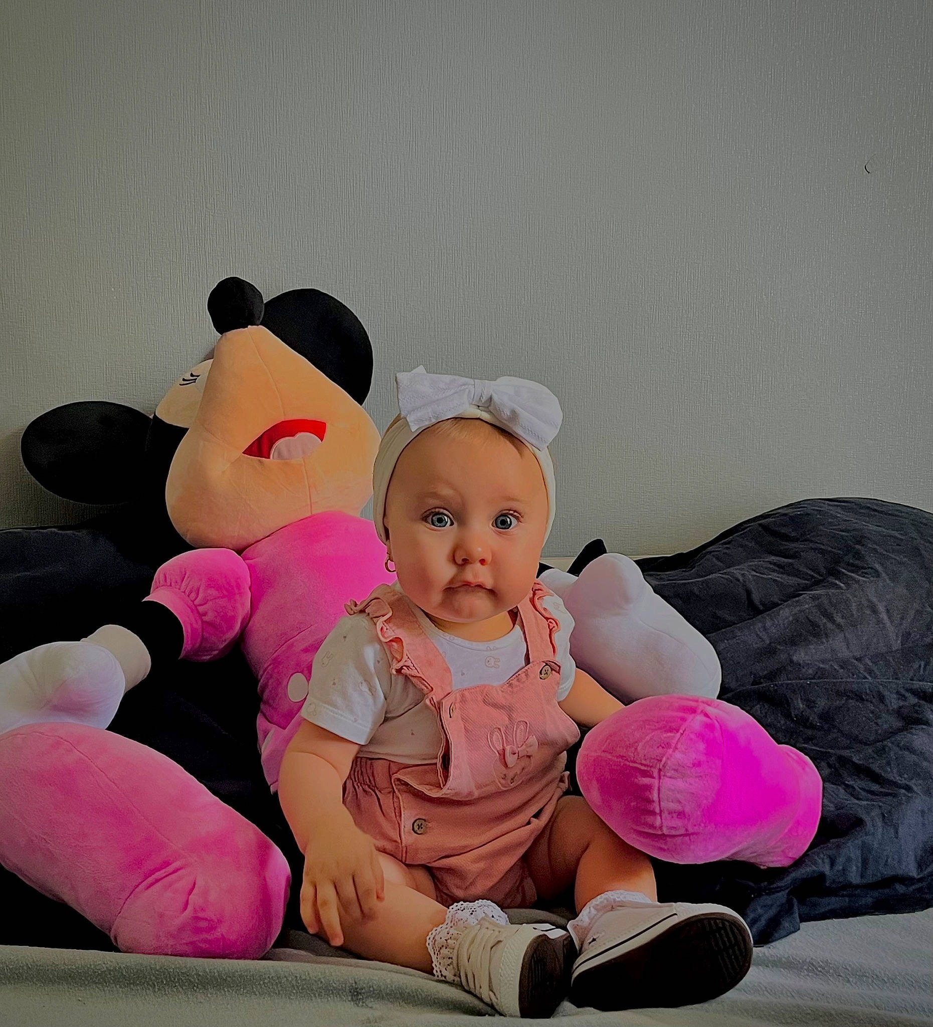 Sïana a rejoint le concours — aidez-le/la à gagner de superbes lots ! baby, baby_toddler_clothing, child, comfort, finger, foot, fun, gesture, happy, human_leg, knee, magenta, person, pink, product, skin, stuffed_toy, teddy_bear, textile, thigh