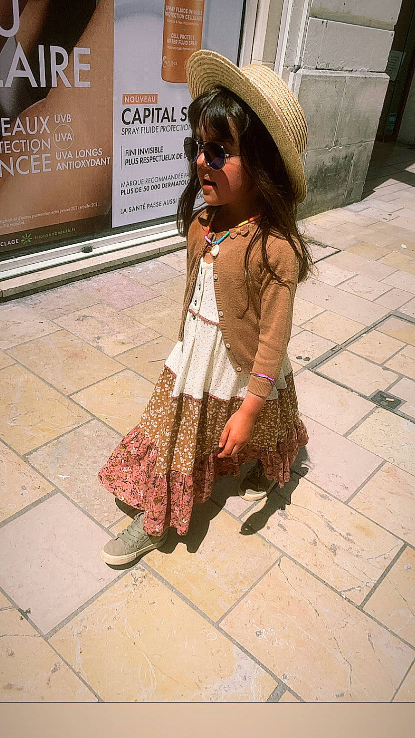 Gabriela a rejoint le concours — aidez-le/la à gagner de superbes lots ! bag, cap, cool, eyewear, floor, flooring, goggles, hairstyle, happy, hat, leg, luggage_and_bags, person, road_surface, sidewalk, sun_hat, sunglasses, temple, thigh, vision_care