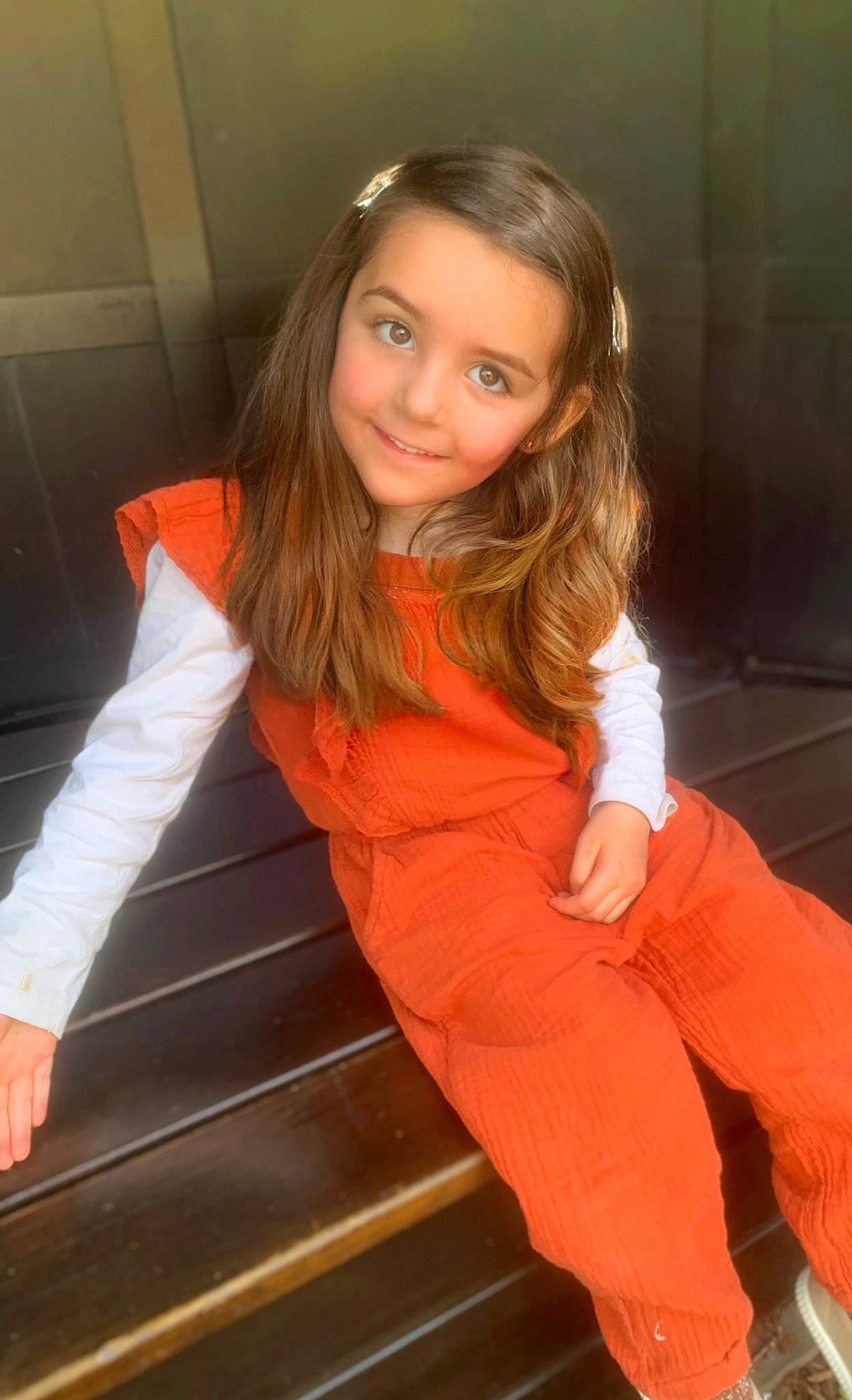 Gabriela participe au concours pour gagner de l'argent avec cette photo : blond, brown_hair, dress, eye, fashion_design, flash_photography, flooring, hair, hairstyle, human_leg, joint, joy, leg, long_hair, orange, person, shoulder, smile, stairs, thigh