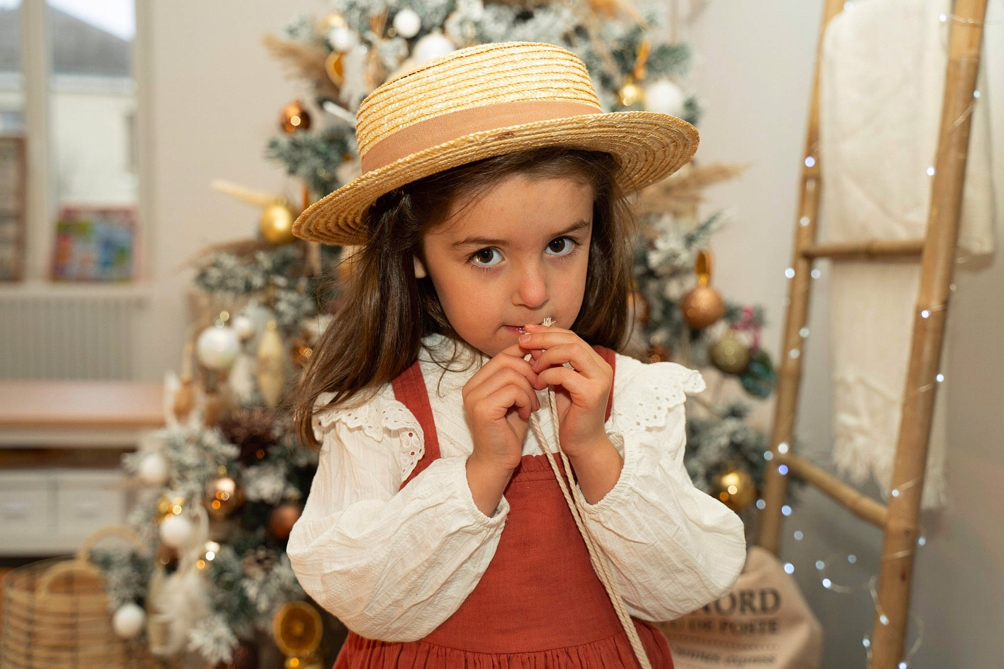 Gabriela participe au concours pour gagner de l'argent avec cette photo : blond, brown_hair, child, christmas_decoration, christmas_ornament, christmas_tree, event, eye, fashion, fashion_design, fun, happy, hat, headpiece, jewellery, long_hair, ornament, person, sleeve, sun_hat