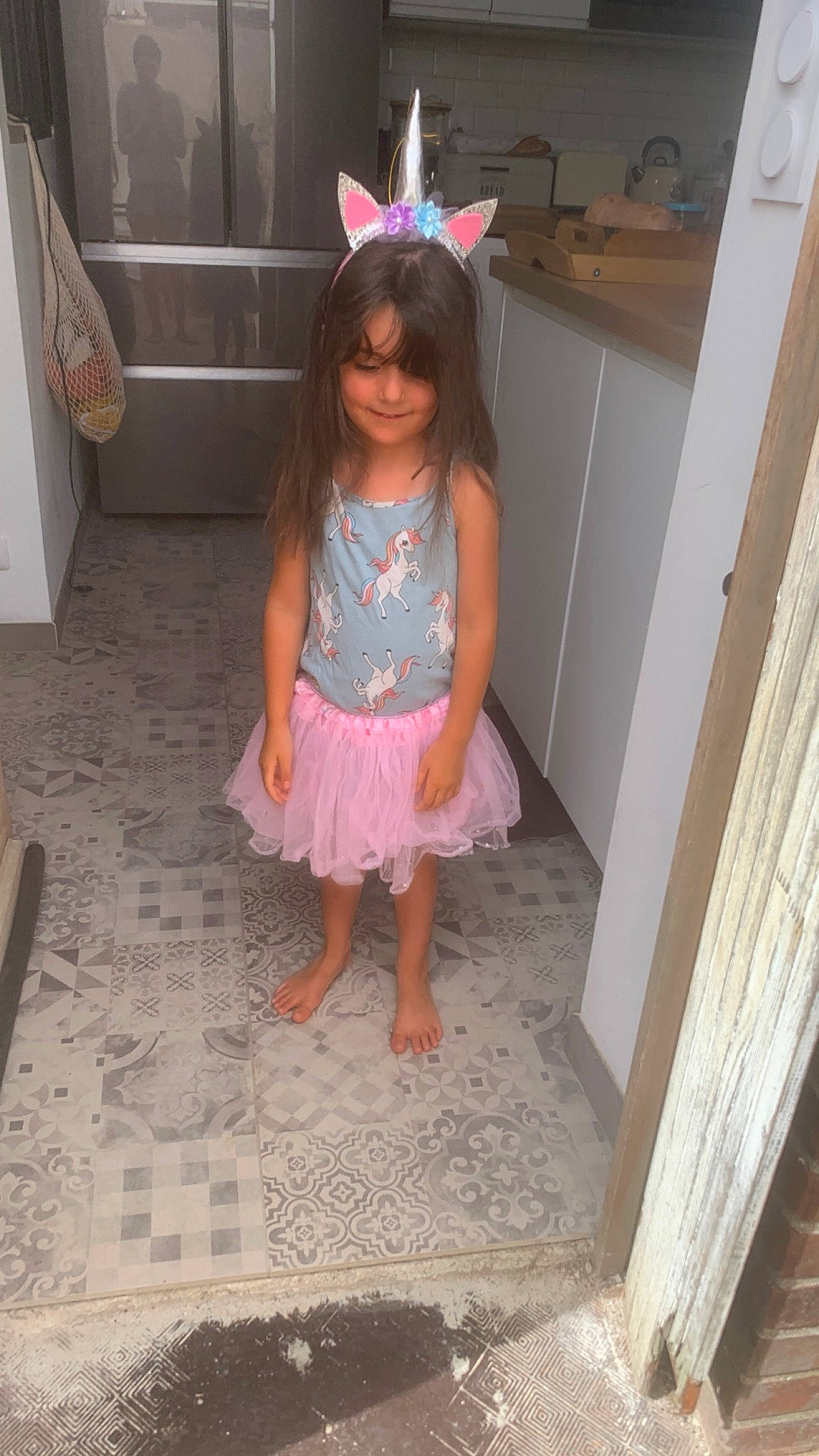 Gabriela a rejoint le concours — aidez-le/la à gagner de superbes lots ! dress, eye, fashion_design, fawn, floor, flooring, foot, fun, hardwood, human_leg, joy, magenta, person, pink, purple, room, shorts, t_shirt, toddler, waist