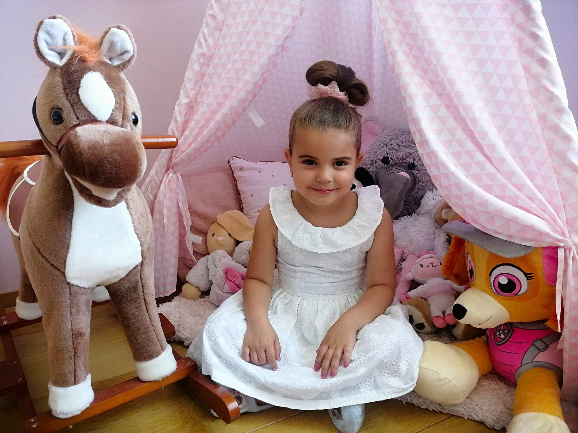 Inès a rejoint le concours — aidez-le/la à gagner de superbes lots ! baby_toddler_clothing, event, fawn, formal_wear, fun, happy, head, joy, leg, person, pink, plush, room, sitting, skin, smile, stuffed_toy, textile, thigh, toddler