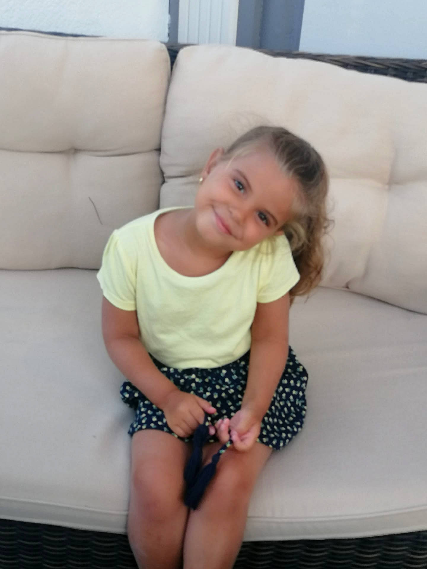 Inès a rejoint le concours — aidez-le/la à gagner de superbes lots ! comfort, couch, elbow, face, finger, floor, flooring, hair, head, human_body, joint, joy, knee, leg, neck, person, shorts, skin, smile, thigh