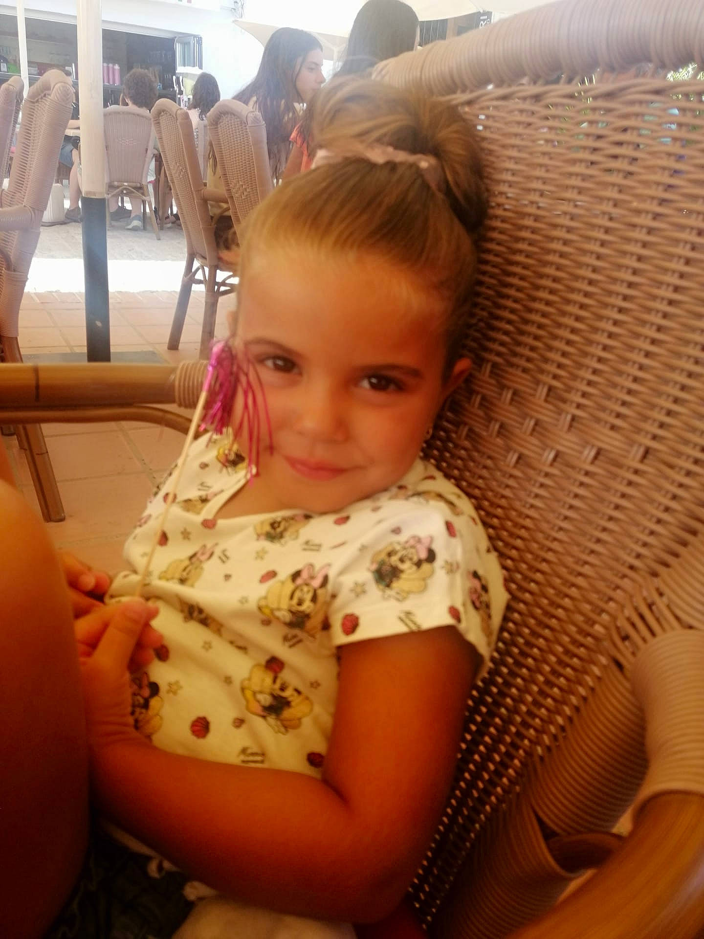 Inès a rejoint le concours — aidez-le/la à gagner de superbes lots ! chair, child, comfort, elbow, fun, hairstyle, happy, human_leg, joy, lap, leisure, luxury_vehicle, neck, person, room, shoulder, sitting, skin, thigh, toddler