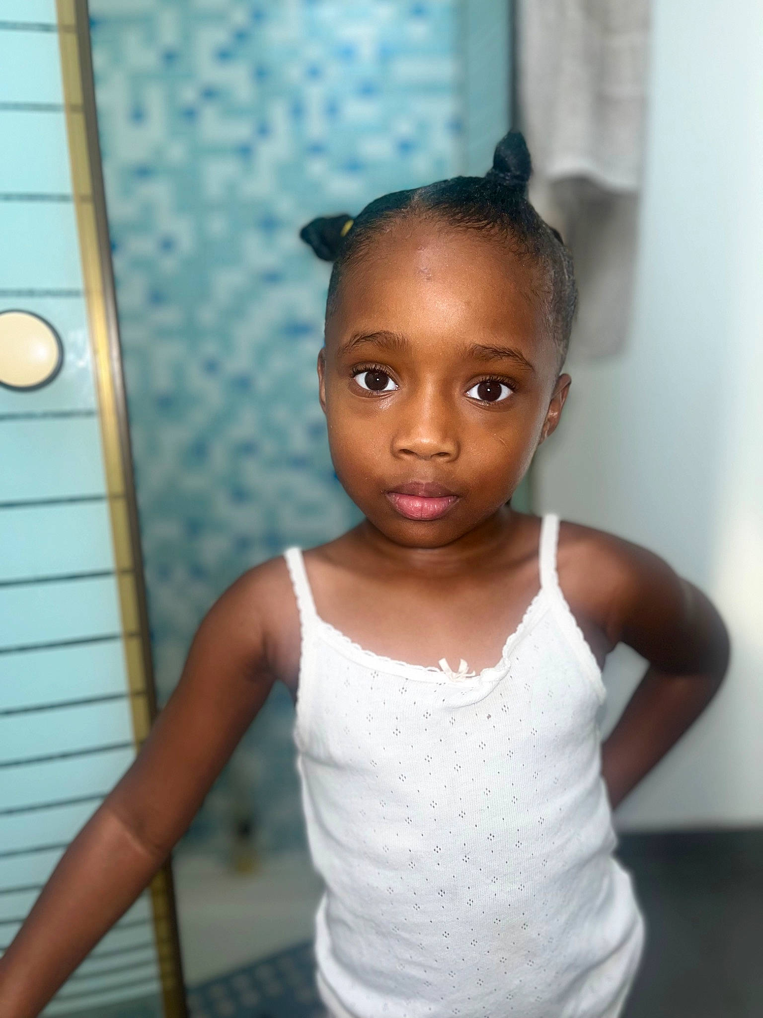 Sarah Inaya a rejoint le concours — aidez-le/la à gagner de superbes lots ! active_tank, baby_toddler_clothing, black_hair, cheek, chest, child, elbow, eyebrow, eyelash, face, flash_photography, forehead, hair_accessory, happy, jewellery, lip, neck, person, room, t_shirt