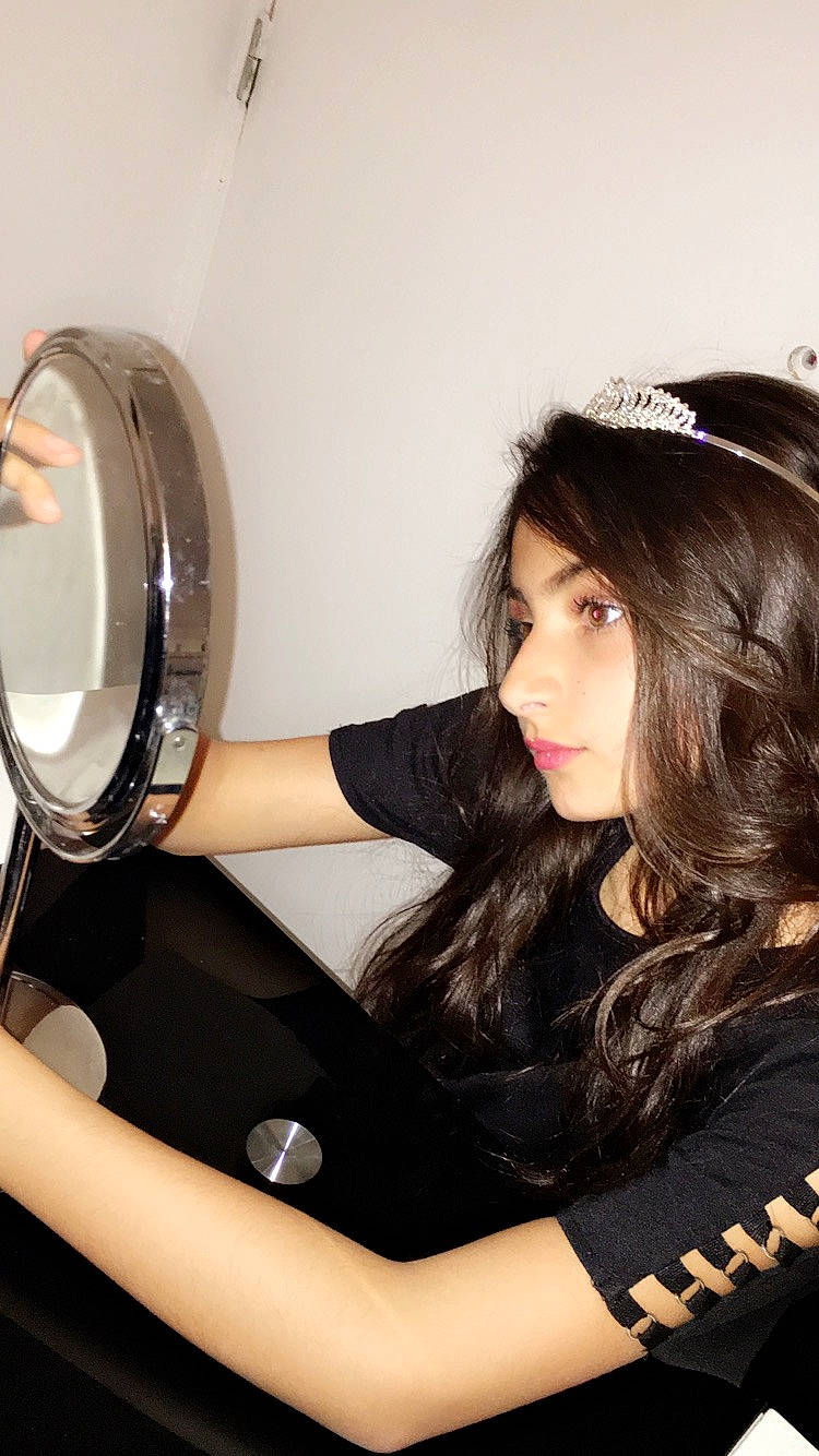 Maria a rejoint le concours — aidez-le/la à gagner de superbes lots ! beauty, black_hair, brown_hair, hair, lady, long_hair, model, person, photo_shoot, photography