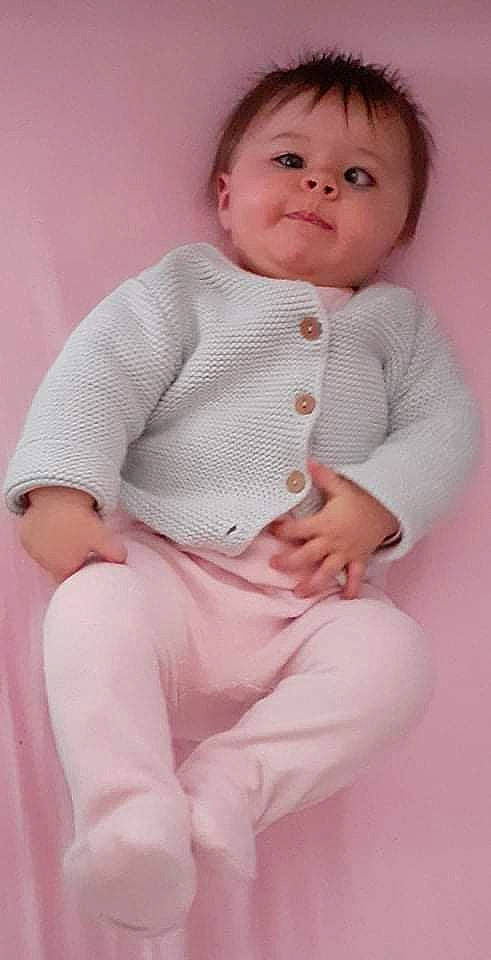 Maelya a rejoint le concours — aidez-le/la à gagner de superbes lots ! baby, baby_toddler_clothing, cheek, child, collar, comfort, dress_shirt, elbow, face, finger, happy, knee, lip, pattern, person, pink, skin, sleeve, smile, toddler