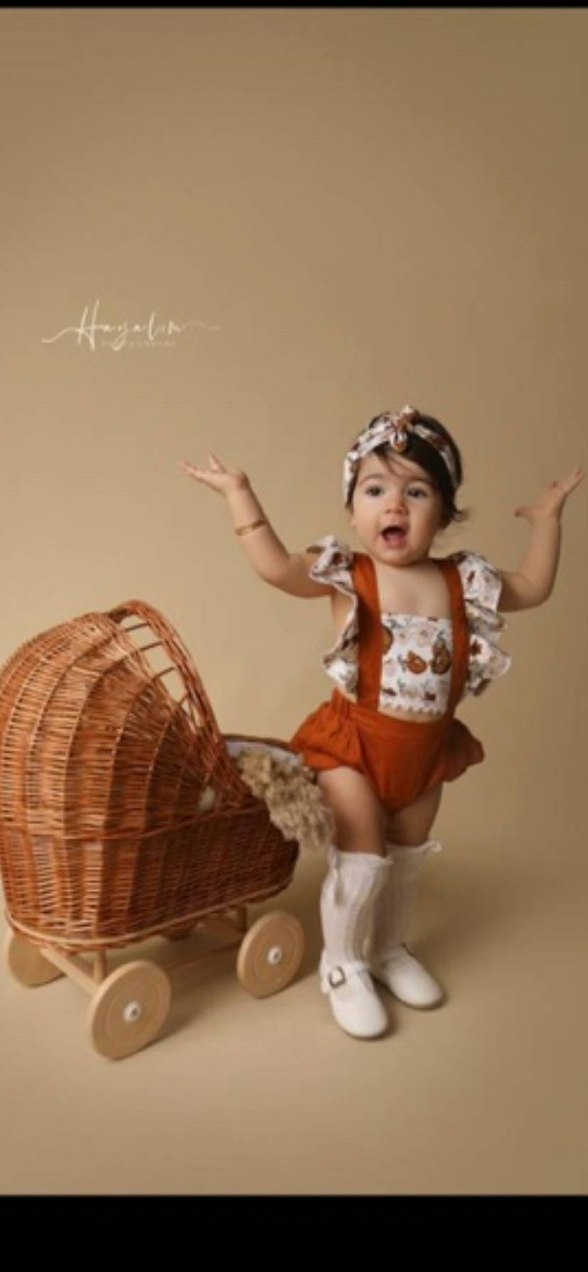 Berrâ participe au concours pour gagner de l'argent avec cette photo : child, doll, fashion_design, fawn, figurine, fun, hairstyle, happy, headgear, home_appliance, human_leg, junk_food, leg, mammal, person, shoe, sitting, surprise, toy, vertebrate