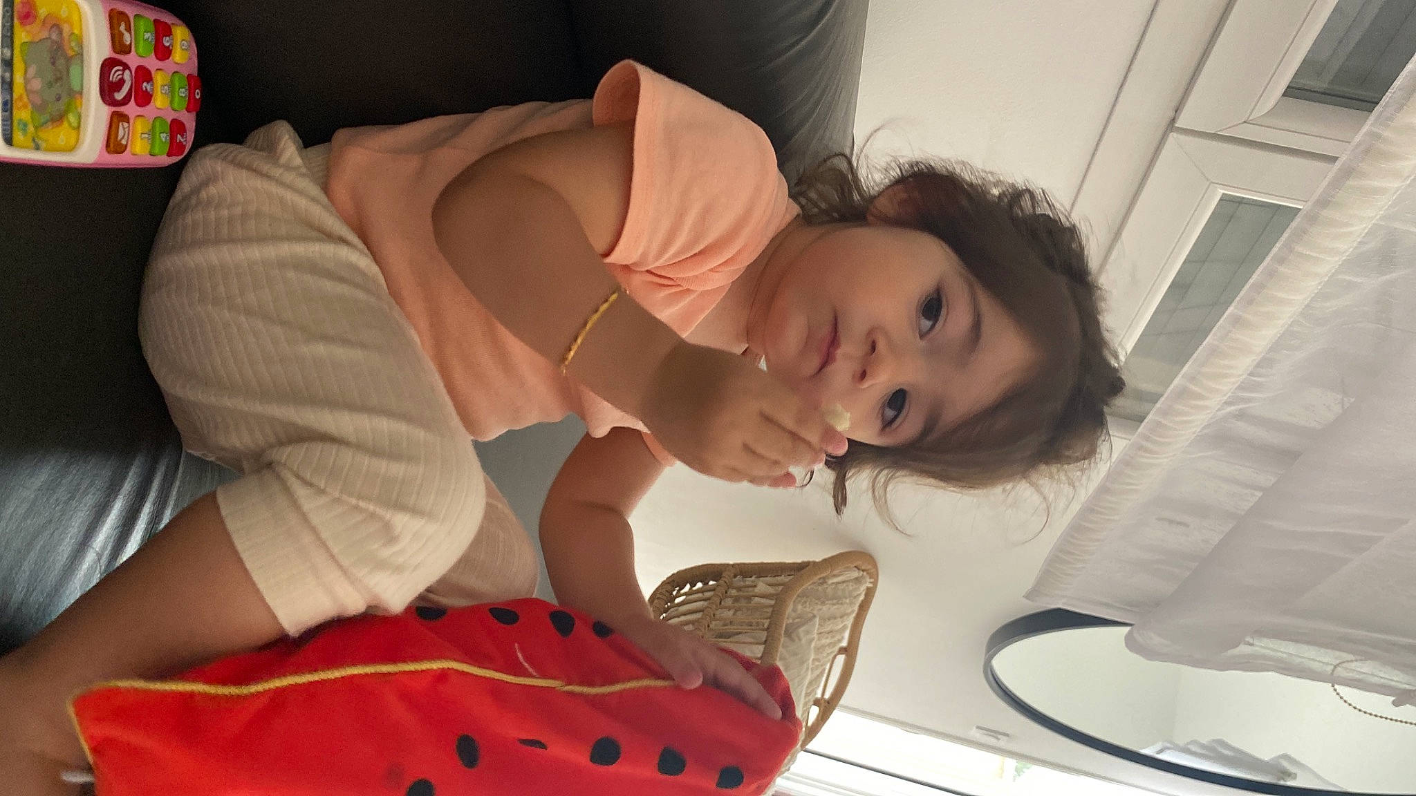 Berrâ participe au concours pour gagner de l'argent avec cette photo : abdomen, arm, child, comfort, dress, elbow, face, flooring, fun, happy, human_leg, knee, linens, mouth, nap, orange, person, room, sitting, thigh