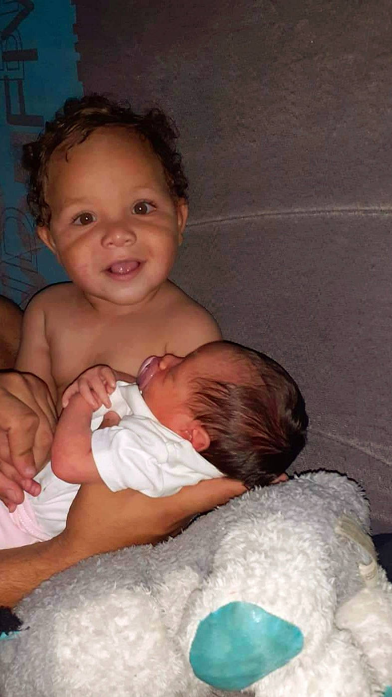 Lyam participe au concours pour gagner de l'argent avec cette photo : abdomen, baby, cheek, chest, child, comfort, dress, elbow, eye, flash_photography, fun, gesture, happy, human_body, iris, joy, person, skin, smile, stomach