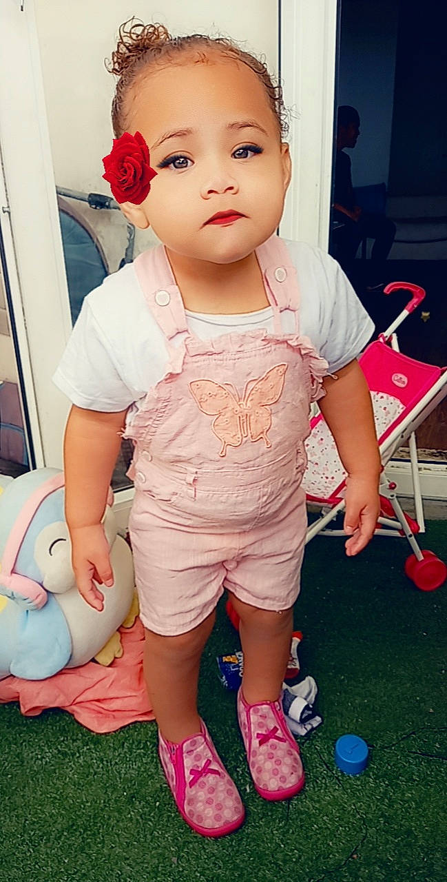 May participe au concours pour gagner de l'argent avec cette photo : baby, baby_toddler_clothing, cheek, eyelash, fun, happy, lip, magenta, mouth, neck, person, pink, product, red, shorts, skin, sleeve, textile, thigh, toddler