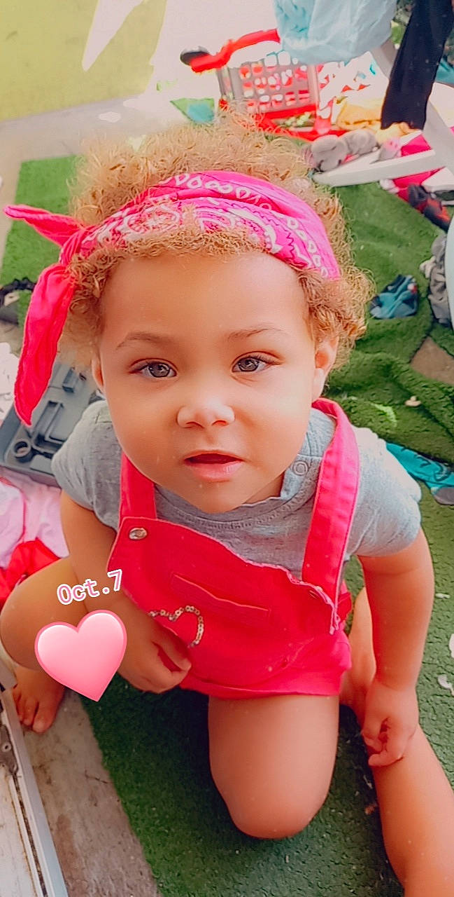 May a rejoint le concours — aidez-le/la à gagner de superbes lots ! baby_toddler_clothing, cheek, child, chin, cool, eye, facial_expression, fun, grass, green, hairstyle, happy, headgear, lip, person, pink, red, skin, summer, textile