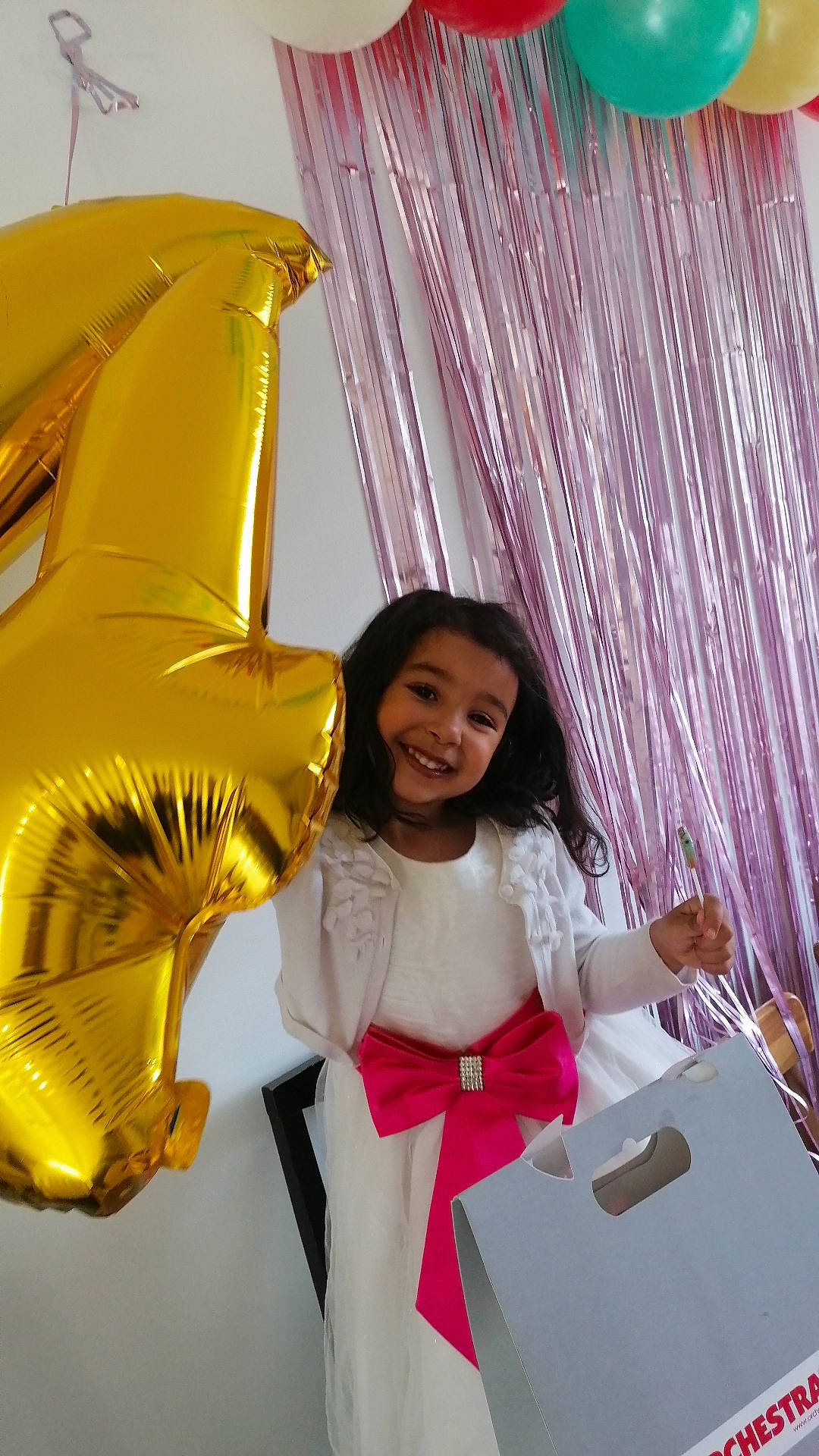 Sherazade a rejoint le concours — aidez-le/la à gagner de superbes lots ! art, automotive_design, costume, curtain, dress, event, fashion_accessory, fashion_design, fictional_character, fun, glove, happy, joy, long_hair, magenta, motor_vehicle, mythical_creature, necklace, person, smile