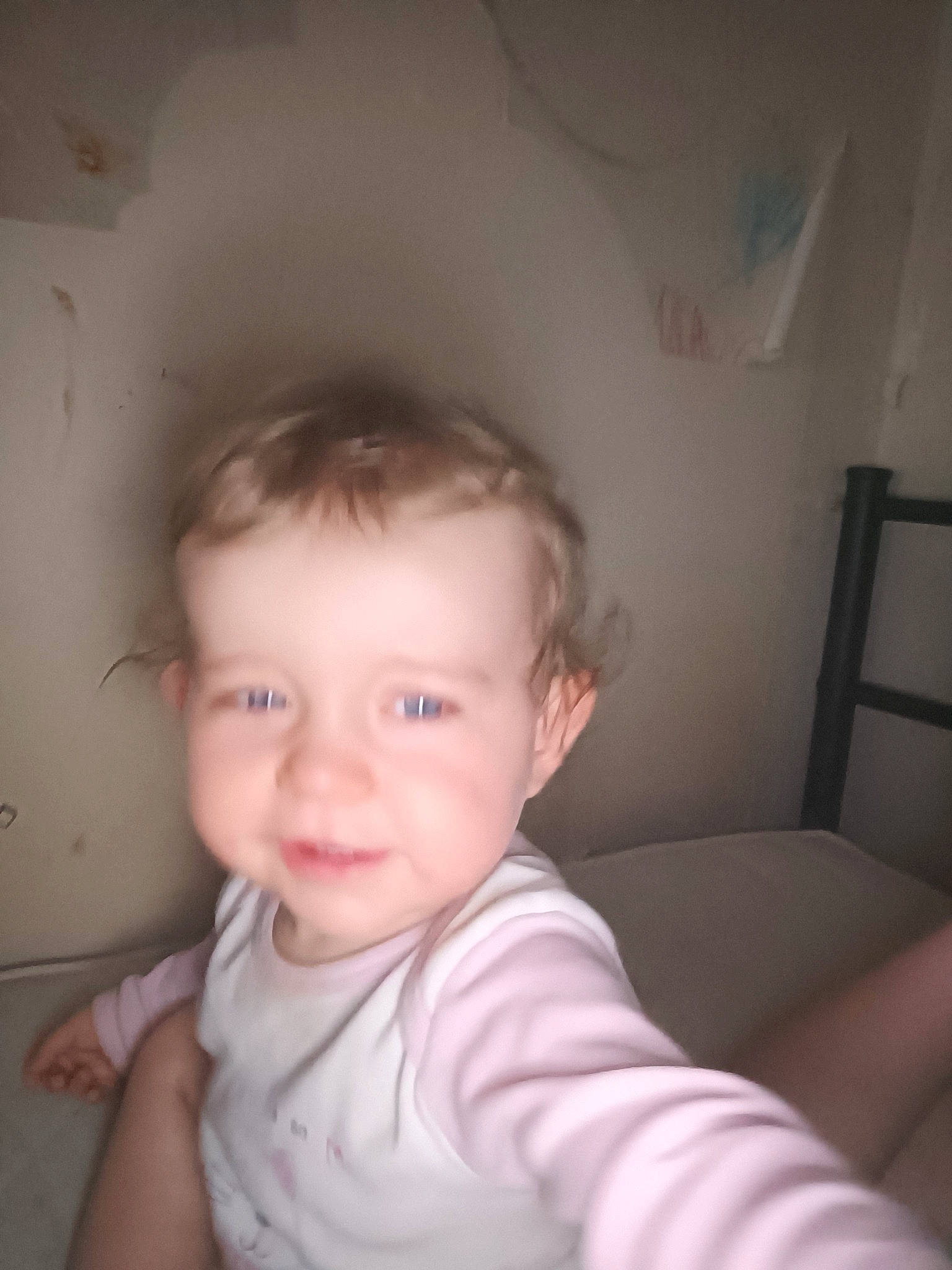 Mélanie a rejoint le concours — aidez-le/la à gagner de superbes lots ! baby, cheek, chin, ear, eye, eyebrow, face, facial_expression, hair, hand, head, iris, jaw, lip, mouth, nose, person, skin, sleeve, smile