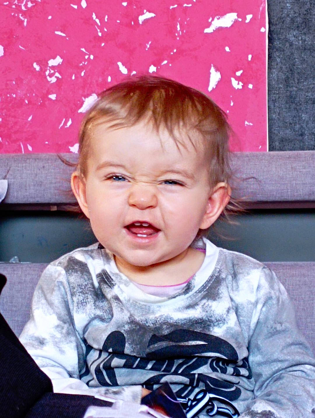 Mélanie a rejoint le concours — aidez-le/la à gagner de superbes lots ! baby, baby_toddler_clothing, cheek, chin, cool, facial_expression, fun, hairstyle, happy, head, human, lip, person, pink, red, skin, sleeve, smile, standing, t_shirt