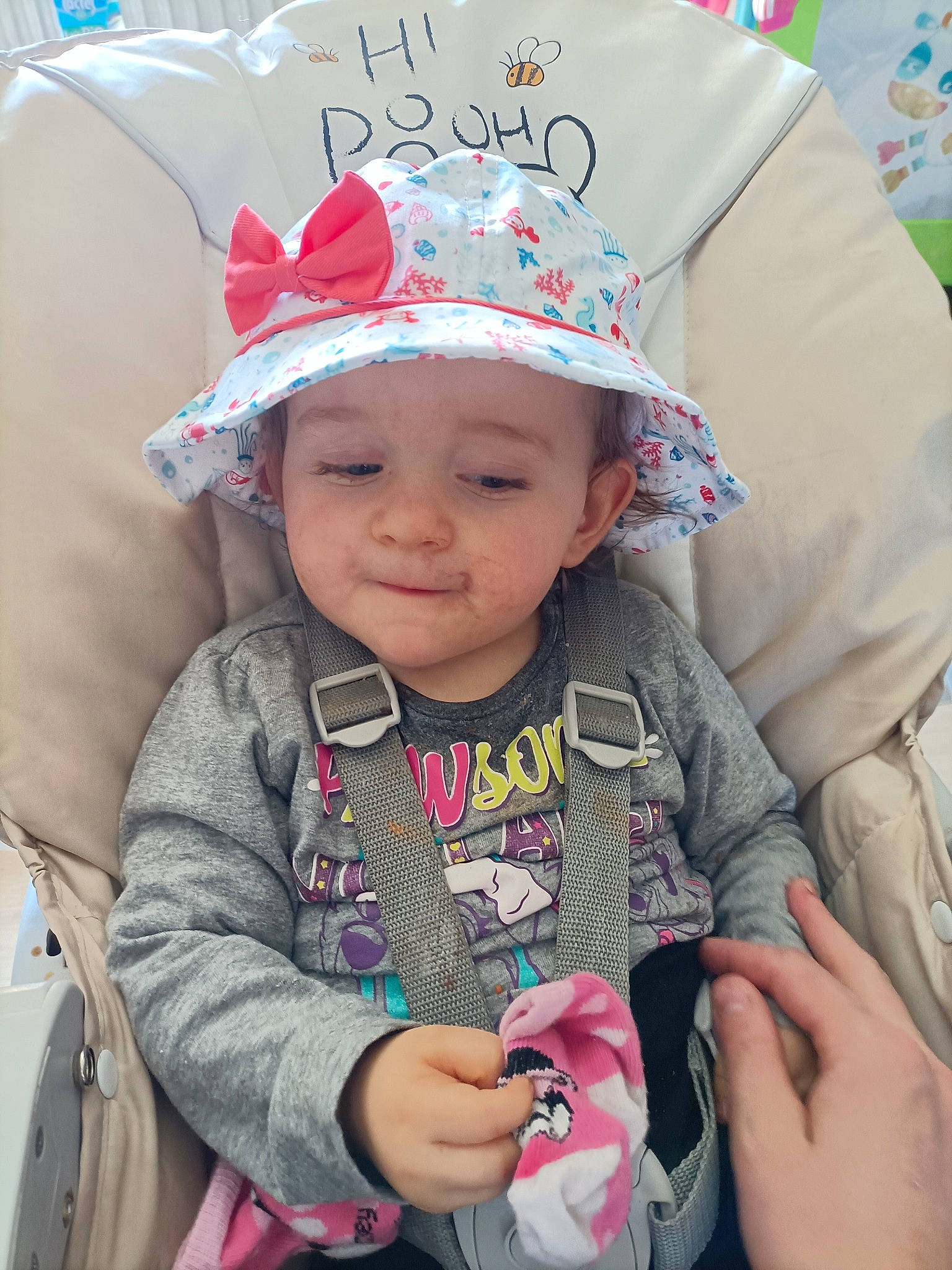 Mélanie a rejoint le concours — aidez-le/la à gagner de superbes lots ! baby, baby_toddler_clothing, cap, child, cool, costume_hat, fun, grass, happy, hat, headgear, headwear, human, lip, organ, person, pink, product, skin, snapshot