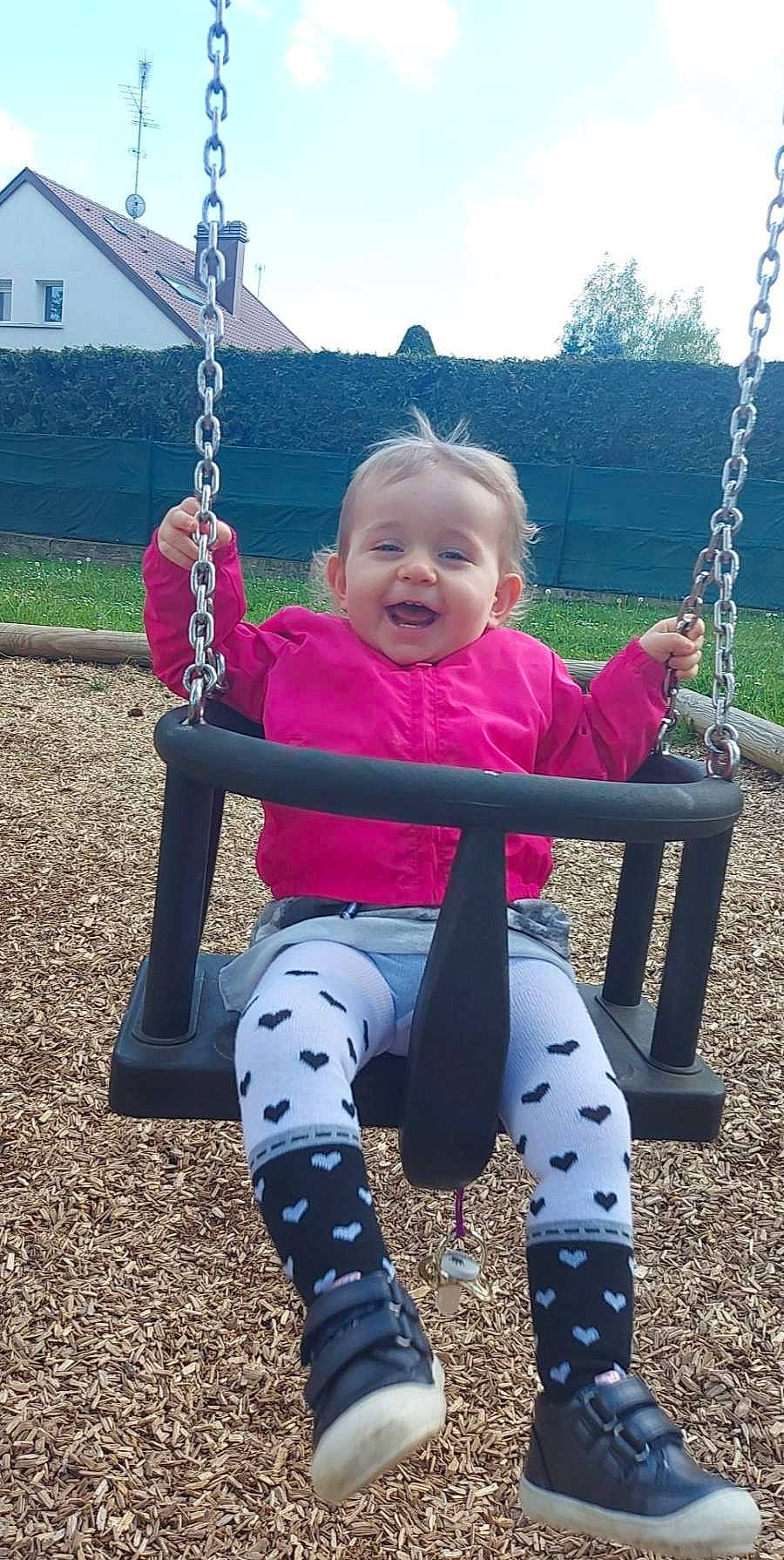 Mélanie a rejoint le concours — aidez-le/la à gagner de superbes lots ! arm, baby, baby_toddler_clothing, blue, eye, face, facial_expression, grass, happy, head, human_body, leisure, nature, person, photograph, sky, sleeve, smile, swing, toddler