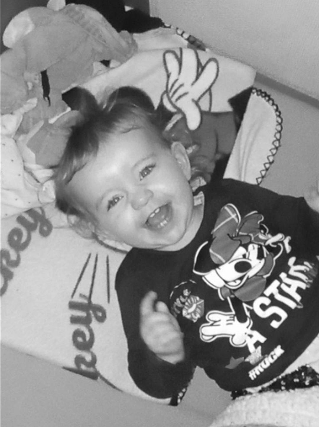 Mélanie participe au concours pour gagner de l'argent avec cette photo : art, baby, black_and_white, child, comfort, cool, eye, facial_expression, font, fun, hairstyle, happy, head, monochrome, monochrome_photography, person, sleeve, smile, style, t_shirt