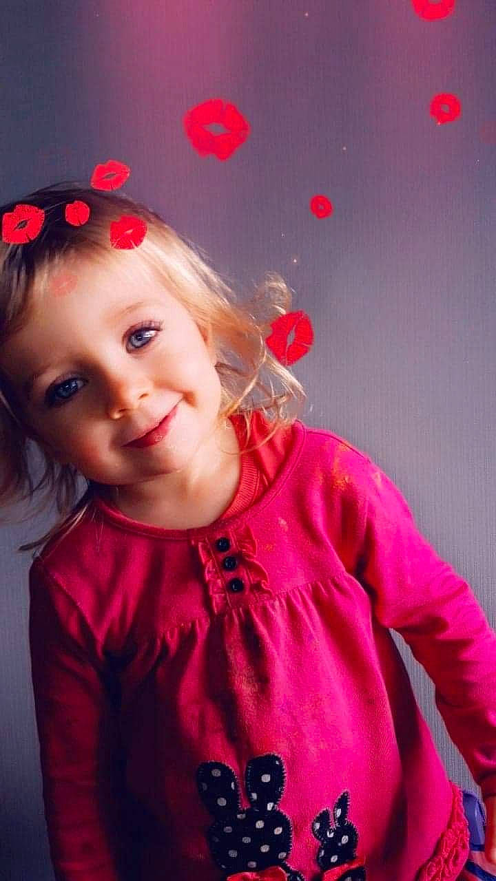 Maelys a rejoint le concours — aidez-le/la à gagner de superbes lots ! cheek, child, child_model, ear, fun, hair_accessory, joy, lip, nose, person, photography, pink, play, red, smile, toddler