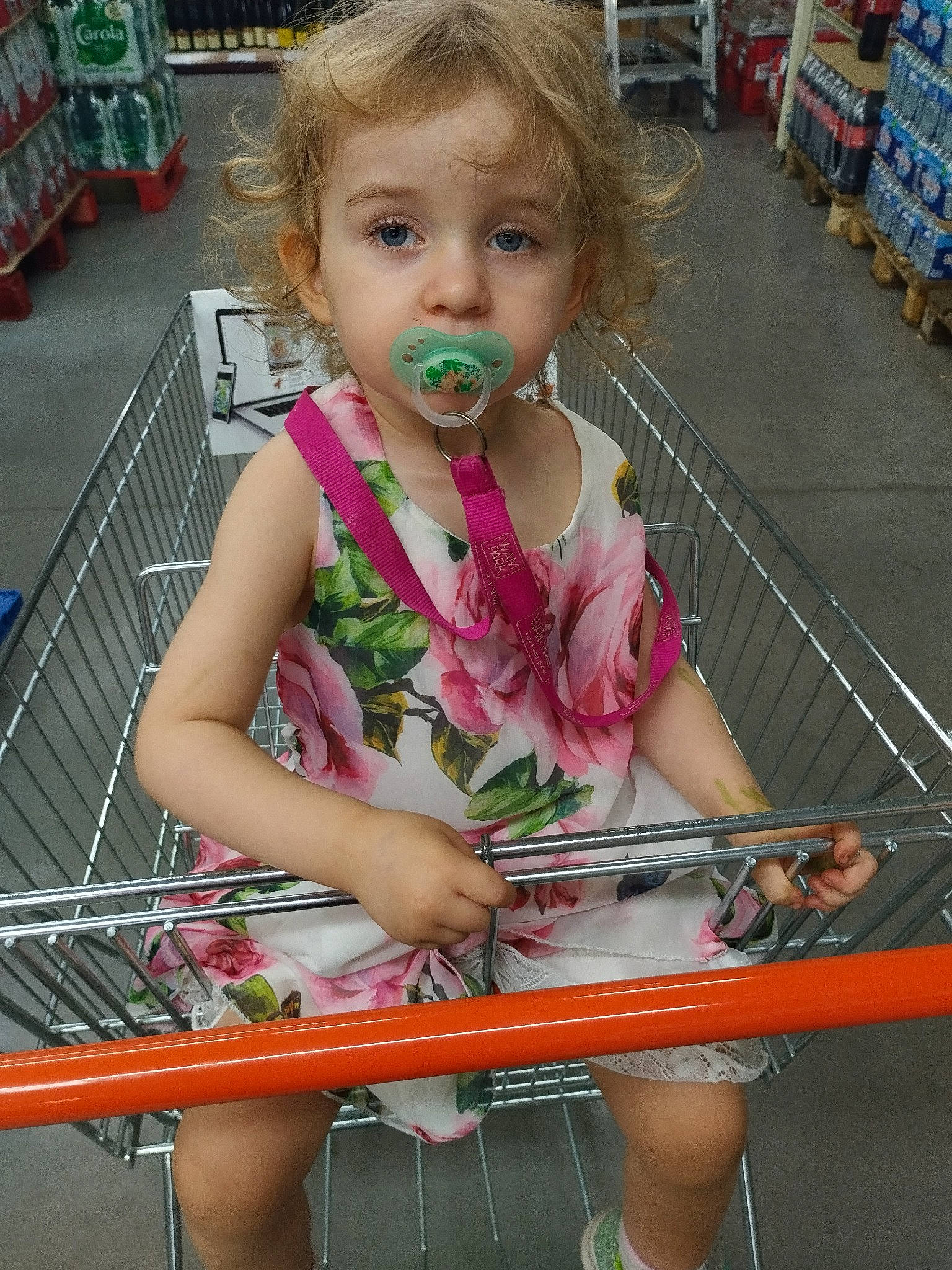 Mélanie a rejoint le concours — aidez-le/la à gagner de superbes lots ! baby_toddler_clothing, blond, chair, child, city, folk_instrument, fun, hair, hairstyle, idiophone, leisure, pattern, person, photograph, plant, shelf, sitting, skin, snapshot, toddler