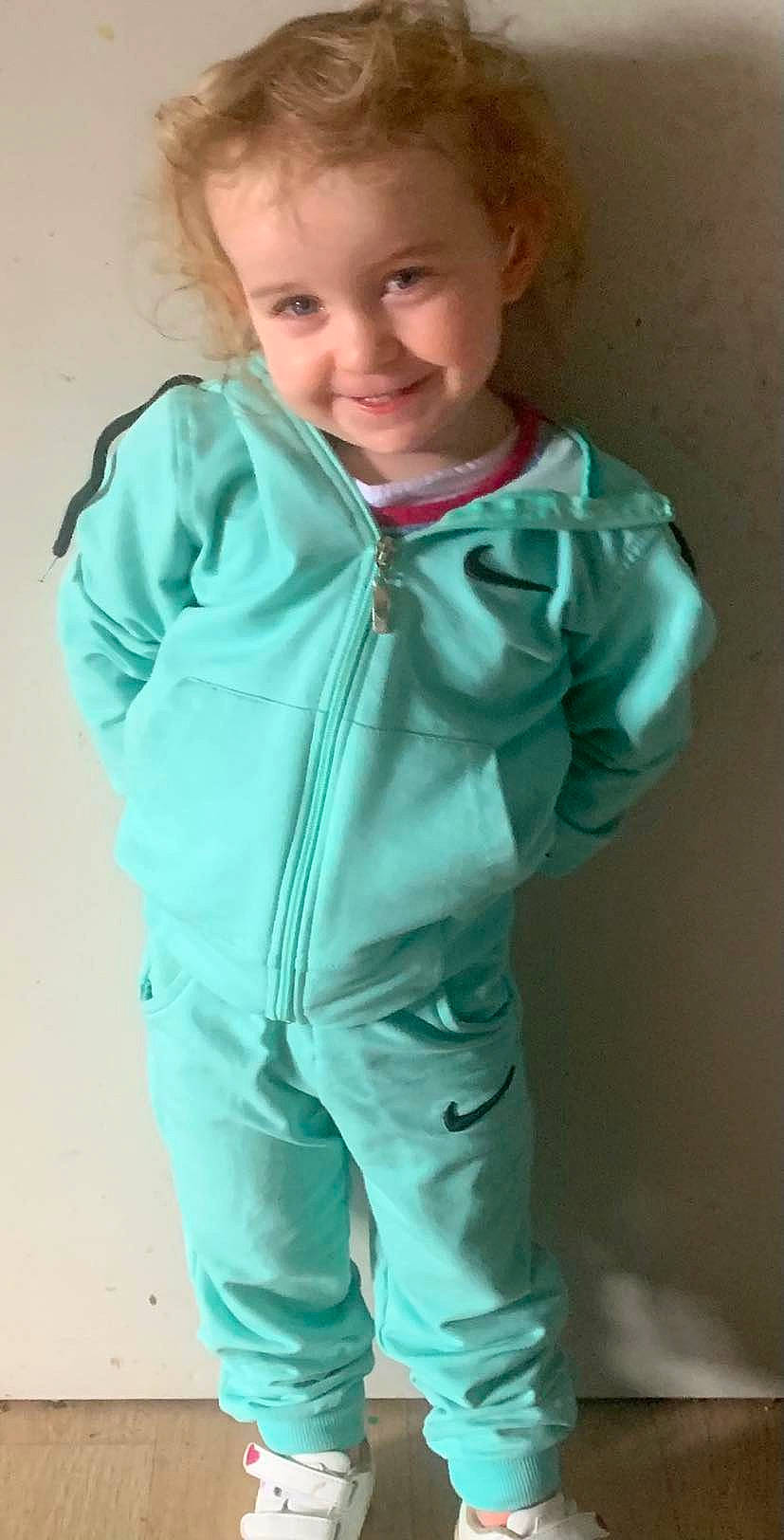 Mélanie participe au concours pour gagner de l'argent avec cette photo : arm, baby_toddler_clothing, cheek, child, collar, dress_shirt, electric_blue, gesture, happy, head, human_body, joy, neck, nose, outerwear, person, personal_protective_equipment, sleeve, smile, thumb