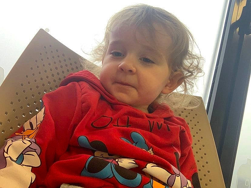 Mélanie participe au concours pour gagner de l'argent avec cette photo : baby, baby_toddler_clothing, carmine, cheek, child, comfort, facial_expression, fun, happy, iris, lip, mouth, nose, person, sitting, skin, sky, sleeve, toddler, travel