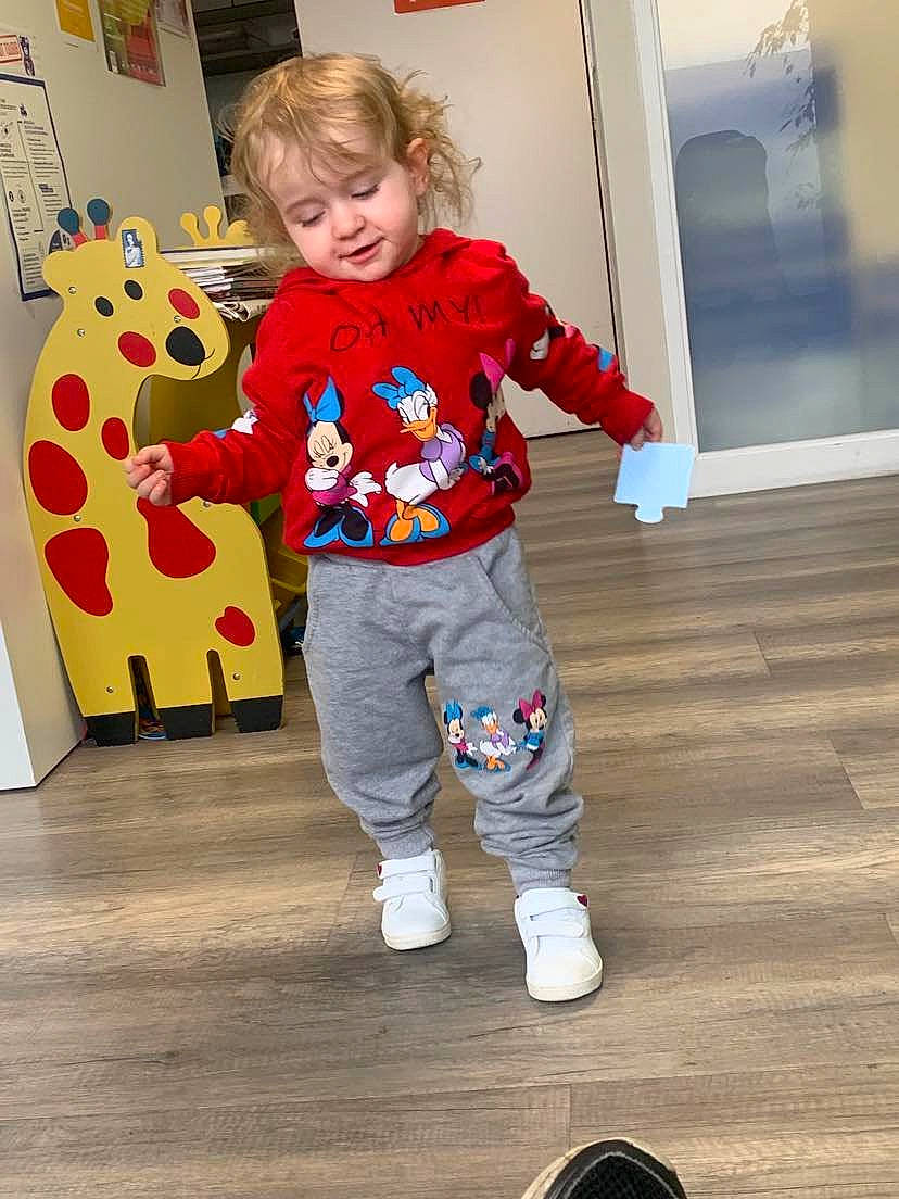 Mélanie a rejoint le concours — aidez-le/la à gagner de superbes lots ! baby_toddler_clothing, child, event, floor, flooring, fun, happy, hardwood, laminate_flooring, leg, pattern, person, room, sitting, sleeve, t_shirt, toddler, varnish, wood, wood_flooring