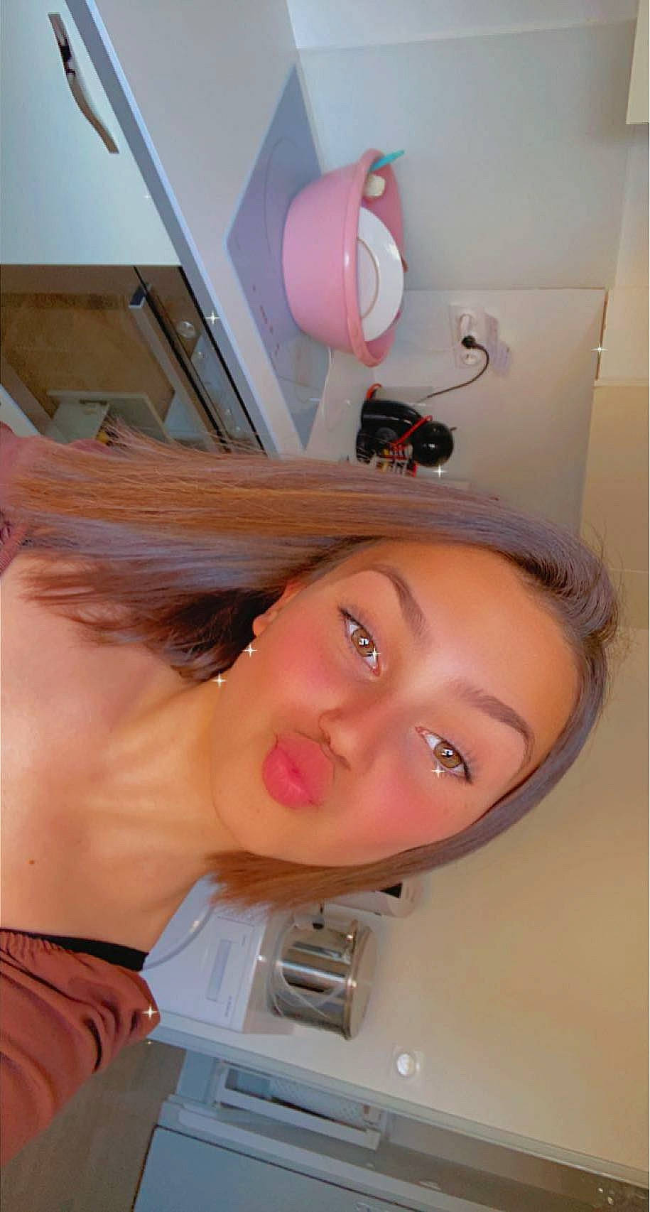 Amélia a rejoint le concours — aidez-le/la à gagner de superbes lots ! abdomen, bathing, chest, child, ear, eyebrow, eyelash, fashion_accessory, hair_coloring, home_appliance, lip, magenta, material_property, neck, person, pink, room, selfie, skin, smile