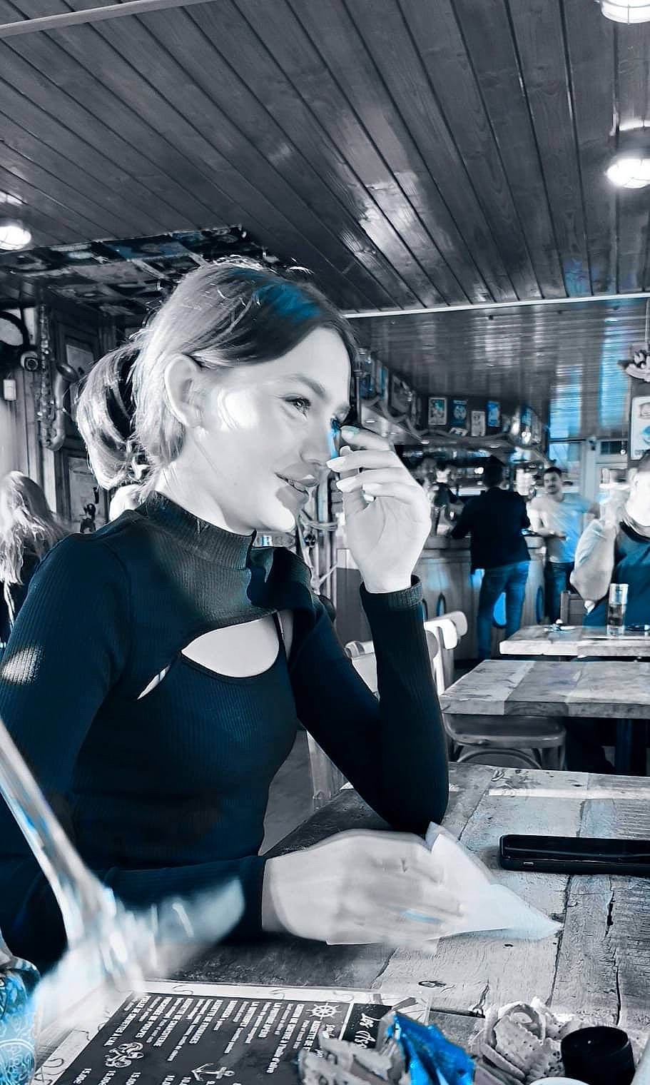 Amélia a rejoint le concours — aidez-le/la à gagner de superbes lots ! audio_equipment, beauty, black_and_white, chair, drink, electronic_instrument, entertainment, event, eyewear, fashion, flash_photography, jewellery, monochrome, monochrome_photography, music, musician, person, plucked_string_instruments, sitting, snapshot