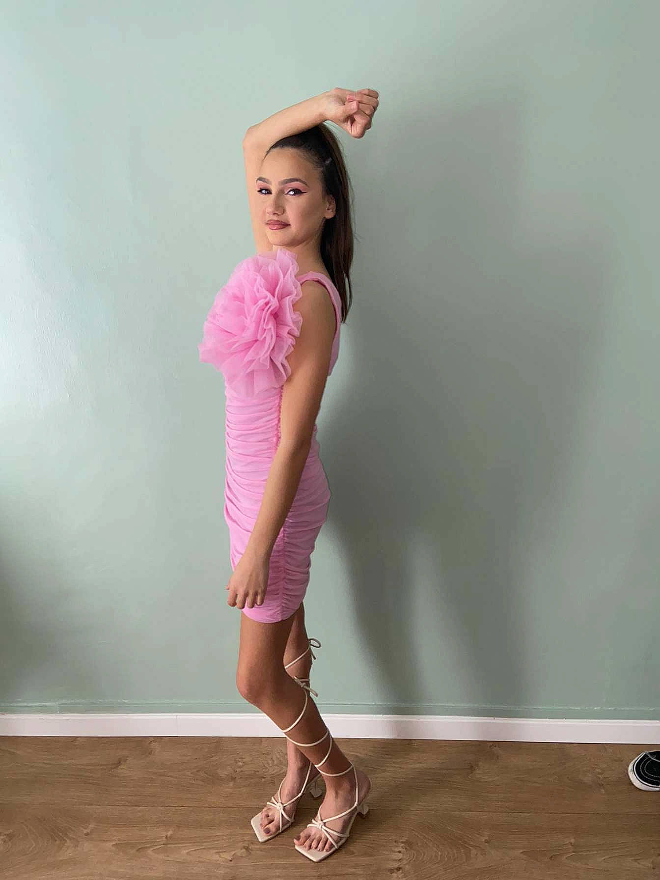 Amélia participe au concours pour gagner de l'argent avec cette photo : fashion_design, fashion_model, flash_photography, foot, hair, human_leg, joint, knee, leg, long_hair, magenta, neck, one_piece_garment, person, pink, sandal, shoulder, sleeve, sportswear, thigh