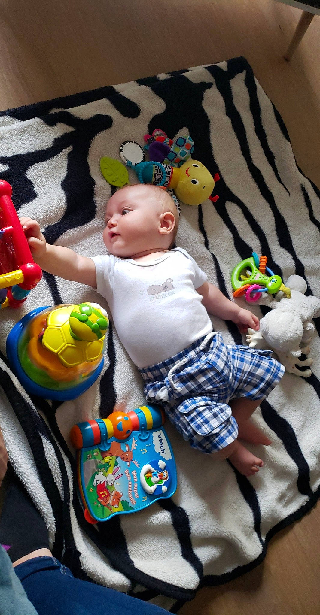 Lyvio participe au concours pour gagner de l'argent avec cette photo : baby, baby_products, baby_toddler_clothing, child, comfort, fun, green, happy, head, human_body, mammal, person, product, stuffed_toy, t_shirt, textile, toddler, toy, vertebrate, white