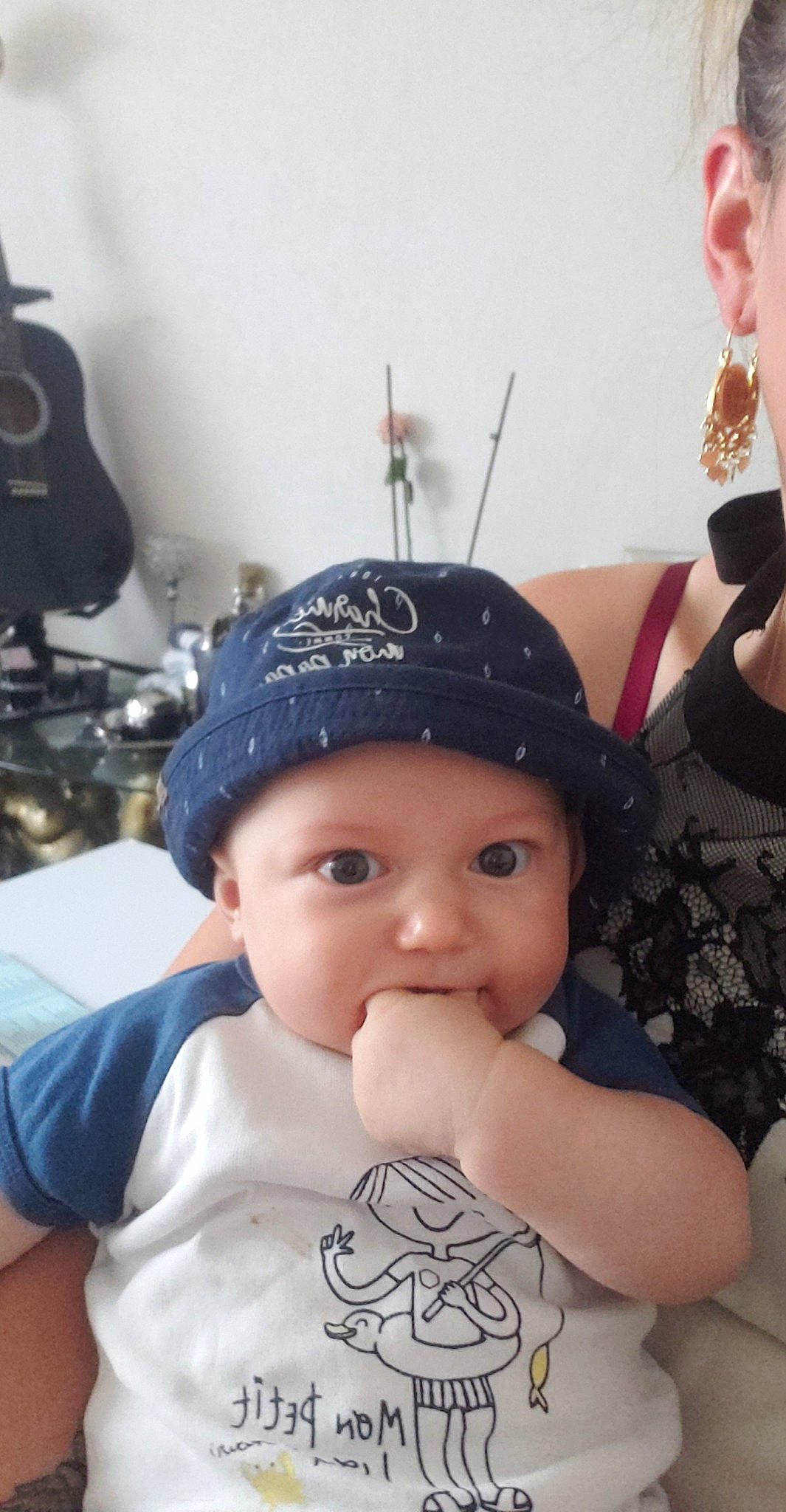 Lyvio participe au concours pour gagner de l'argent avec cette photo : baby, baby_toddler_clothing, baseball_cap, beanie, cap, child, cool, event, fashion_accessory, fun, hair_accessory, happy, hat, headwear, helmet, jewellery, person, personal_protective_equipment, sitting, sun_hat