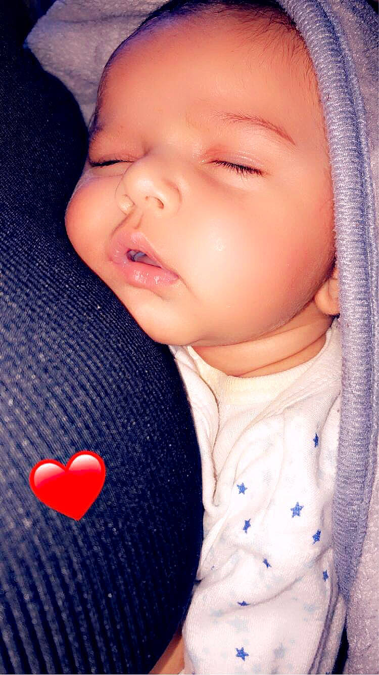 Cayden a rejoint le concours — aidez-le/la à gagner de superbes lots ! baby, baby_toddler_clothing, cheek, chin, face, facial_expression, gesture, hand, human_body, iris, lip, mouth, neck, nose, organ, person, skin, sleeve, smile, standing