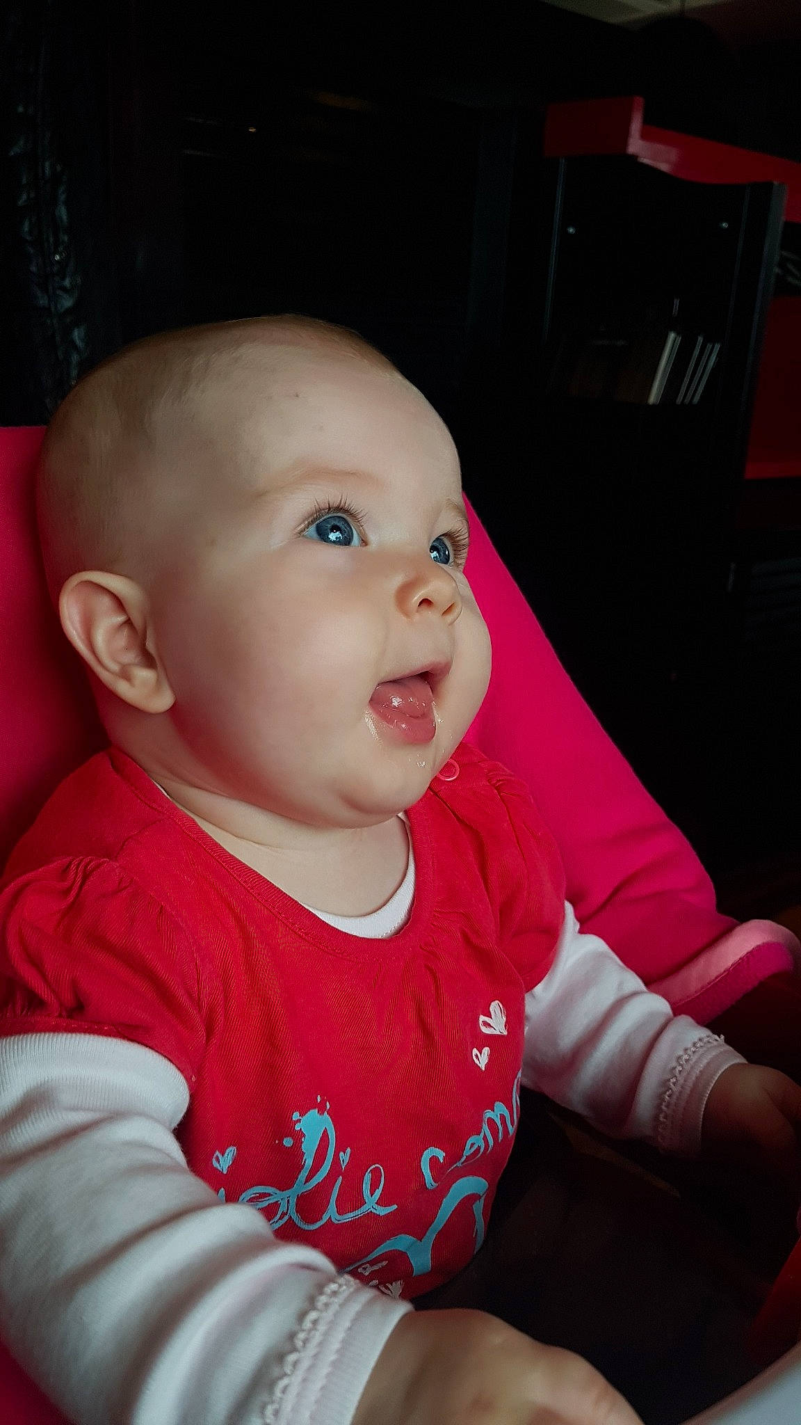 Noémie a rejoint le concours — aidez-le/la à gagner de superbes lots ! baby, cheek, child, chin, ear, eye, face, facial_expression, head, lip, mouth, nose, person, pink, sitting, skin, smile, toddler