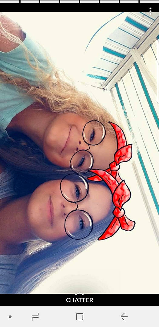 Shana participe au concours pour gagner de l'argent avec cette photo : black_hair, cheek, chest, eyebrow, eyelash, eyewear, gesture, glasses, happy, human_body, jaw, joy, lip, mouth, neck, nose, person, shoulder, skin, smile